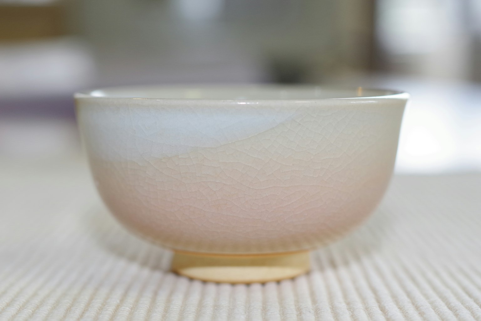 Tazón de cerámica con degradado de colores suaves en rosa pálido y crema textura delicada y forma suave