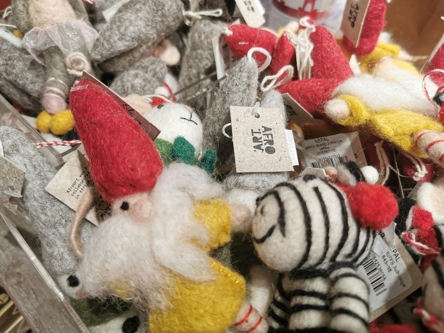 Personaggi in feltro colorati disposti in una vetrina