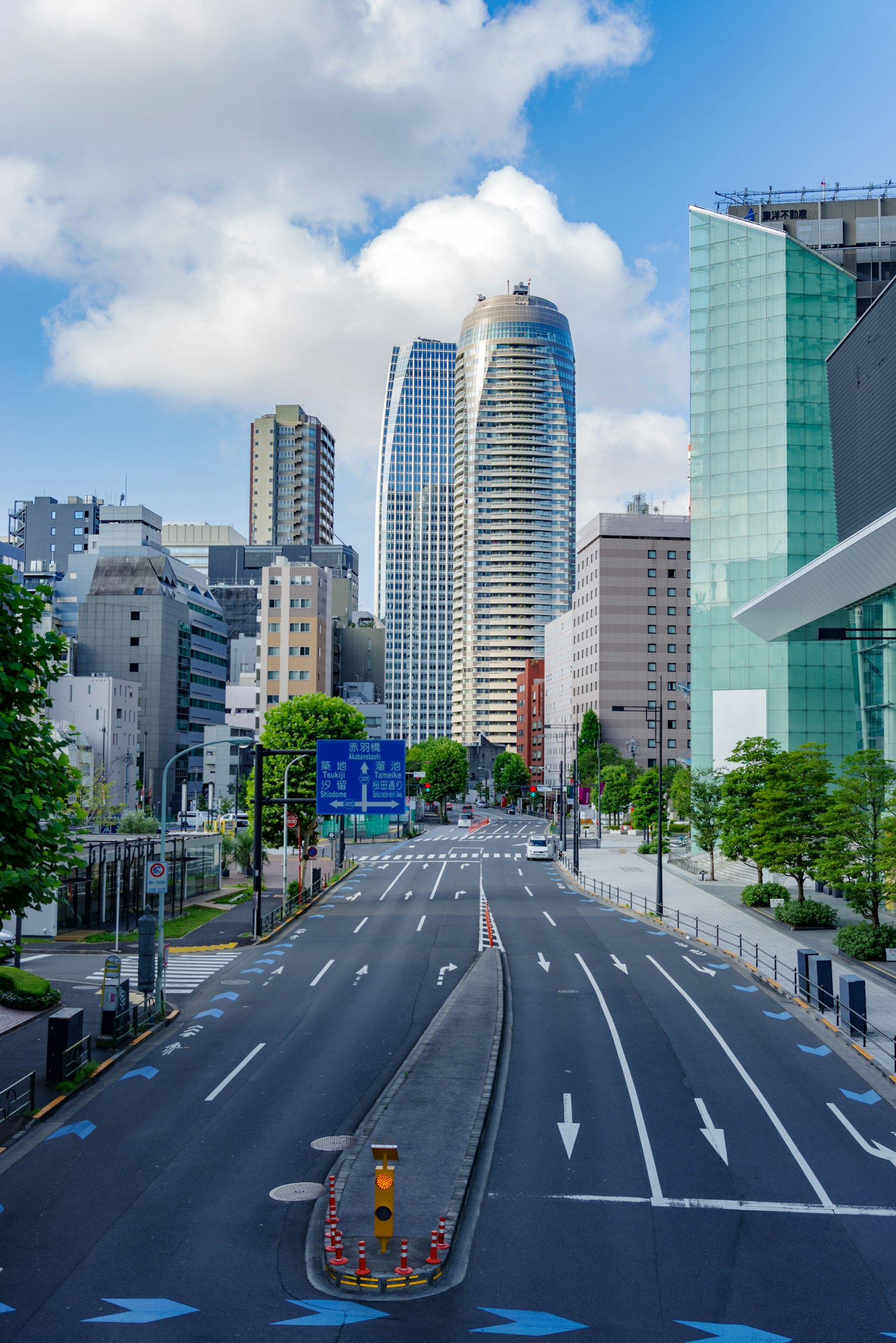 Paysage urbain de Tokyo avec de grands immeubles sous un ciel bleu