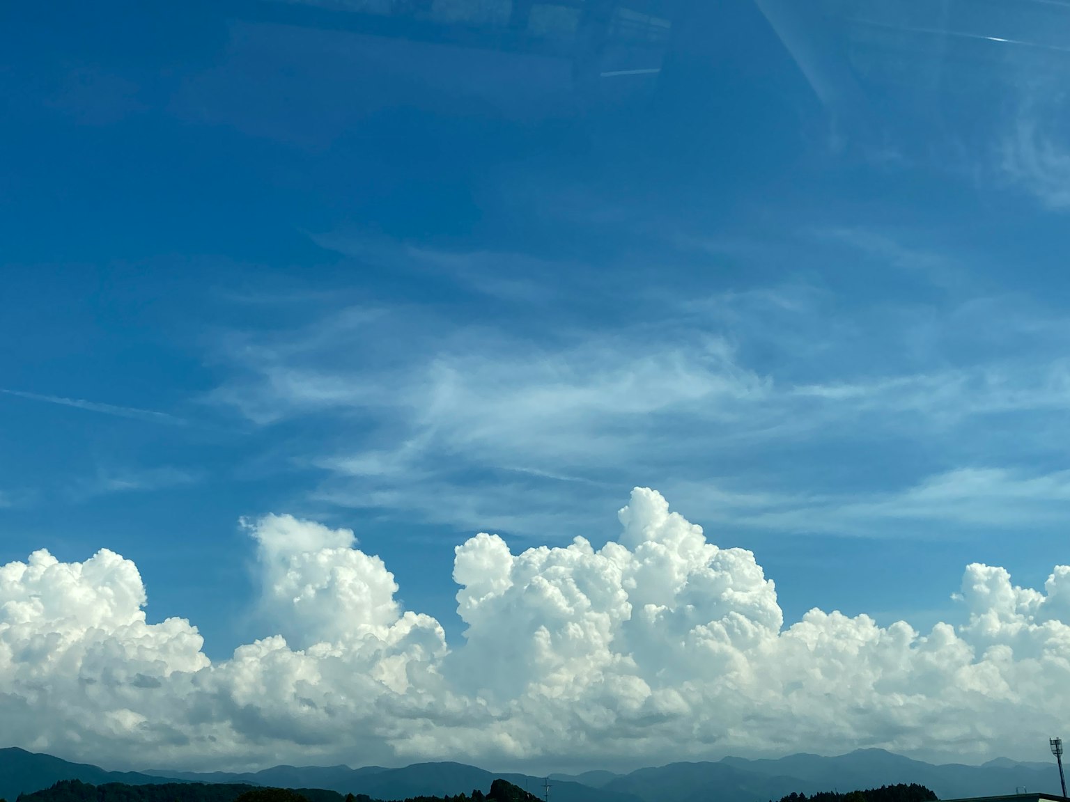 明亮藍天上的蓬鬆白雲
