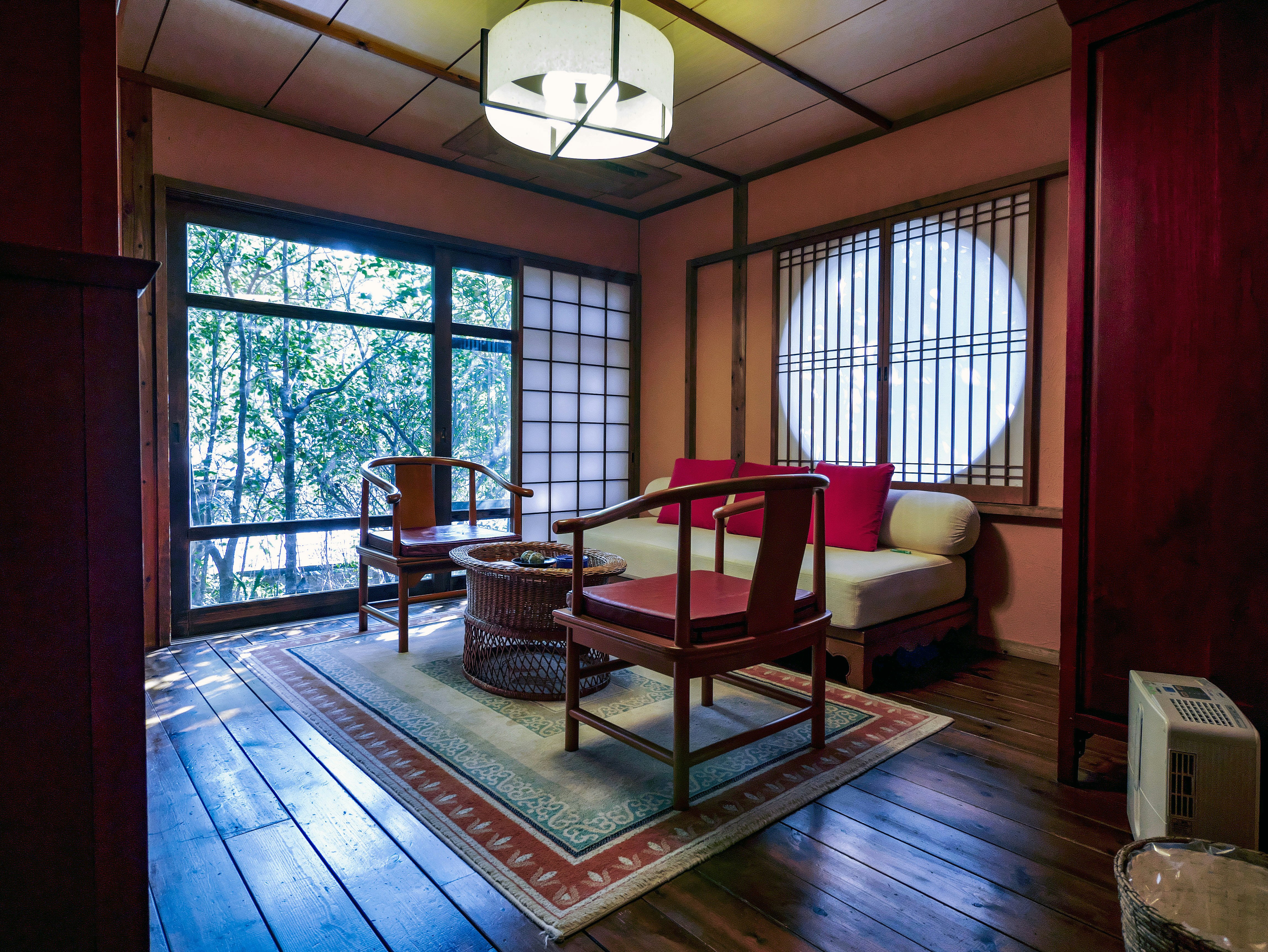 Intérieur de style japonais avec sol en bois et fenêtres shoji
