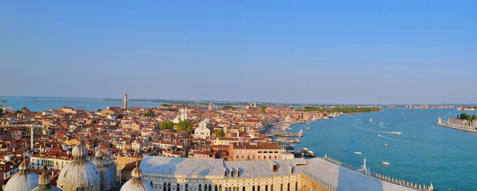 Cảnh quan toàn cảnh của Venice với bầu trời xanh và nước yên tĩnh