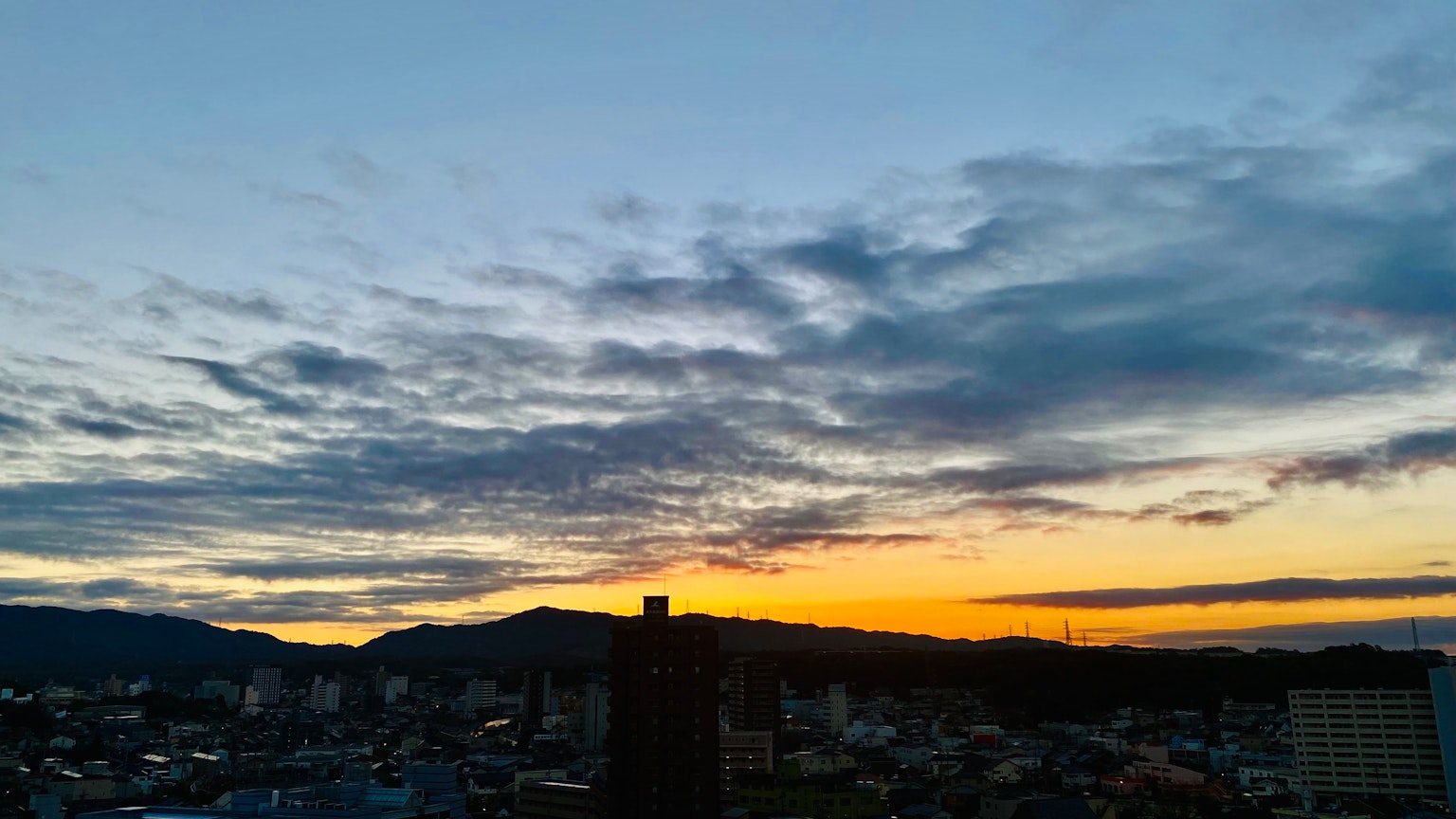 Pemandangan indah langit senja dengan pegunungan di latar belakang