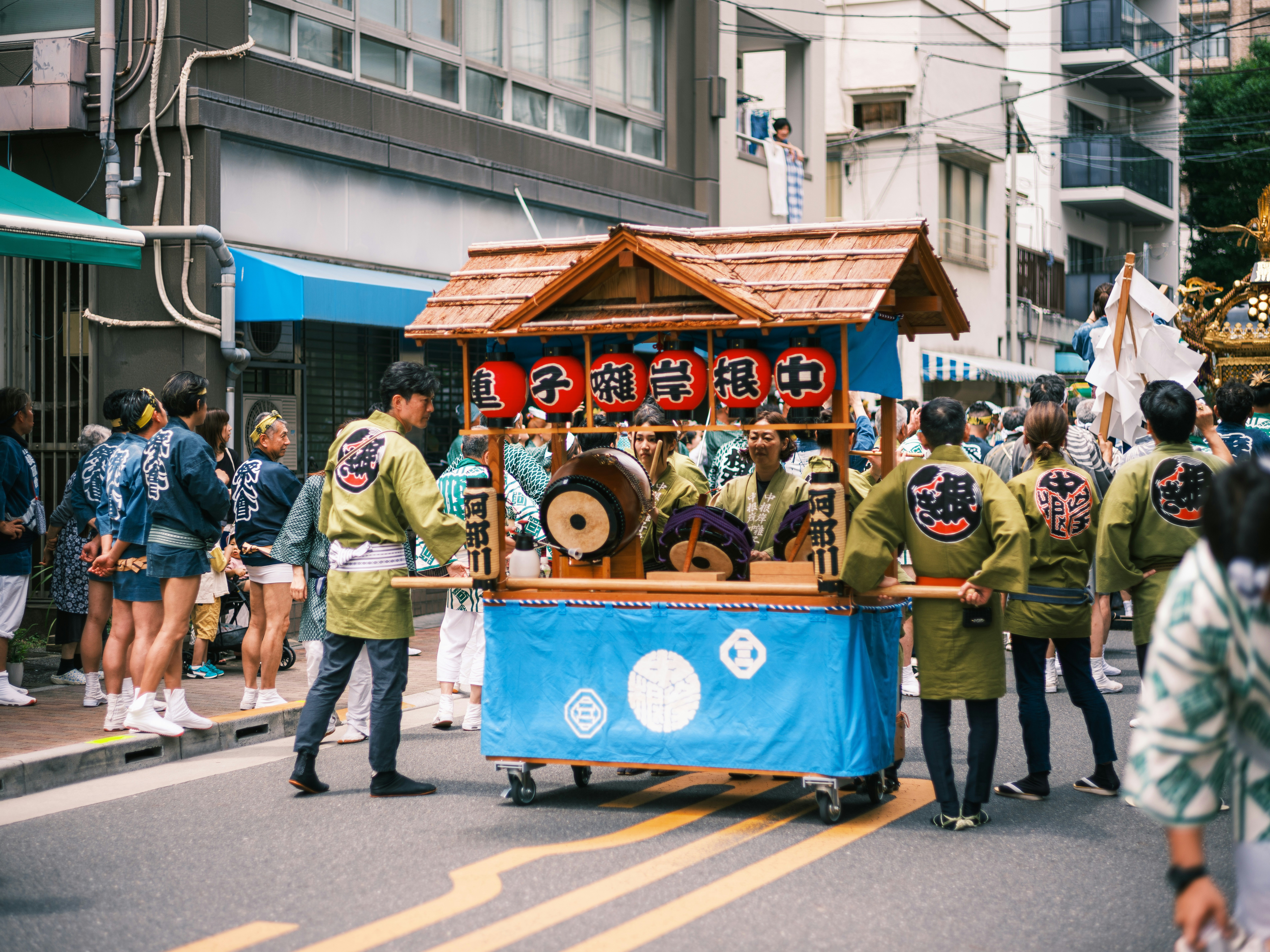街頭慶典場景，攤車前聚集的人群