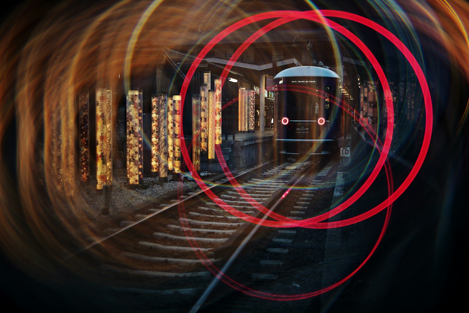 Un treno all'interno di un tunnel circondato da luci sfocate e cerchi rossi