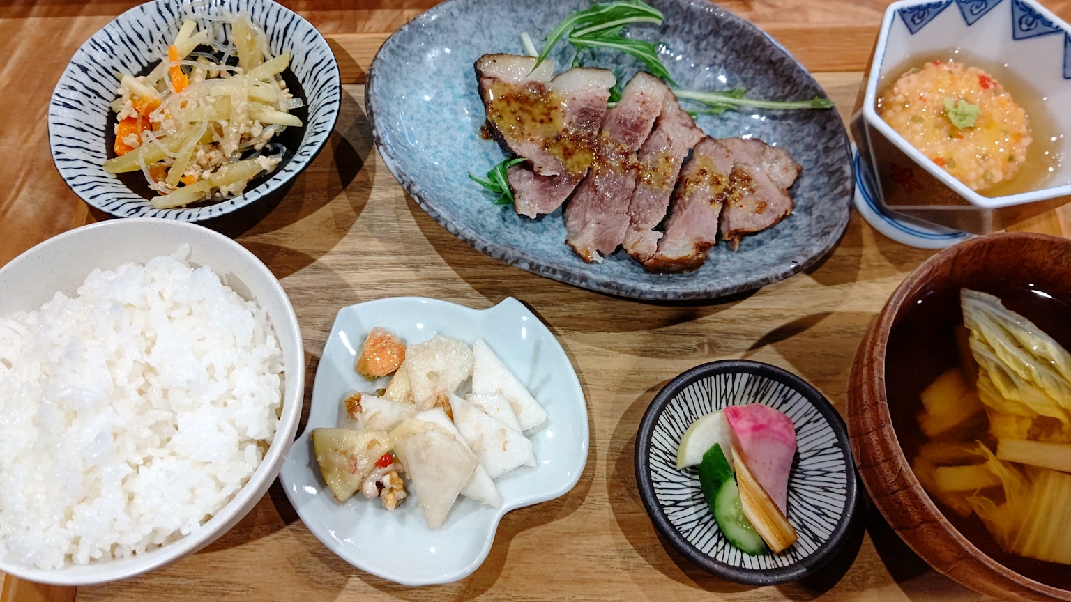 美味的日本菜肴组合包括米饭 烤肉和蔬菜配菜