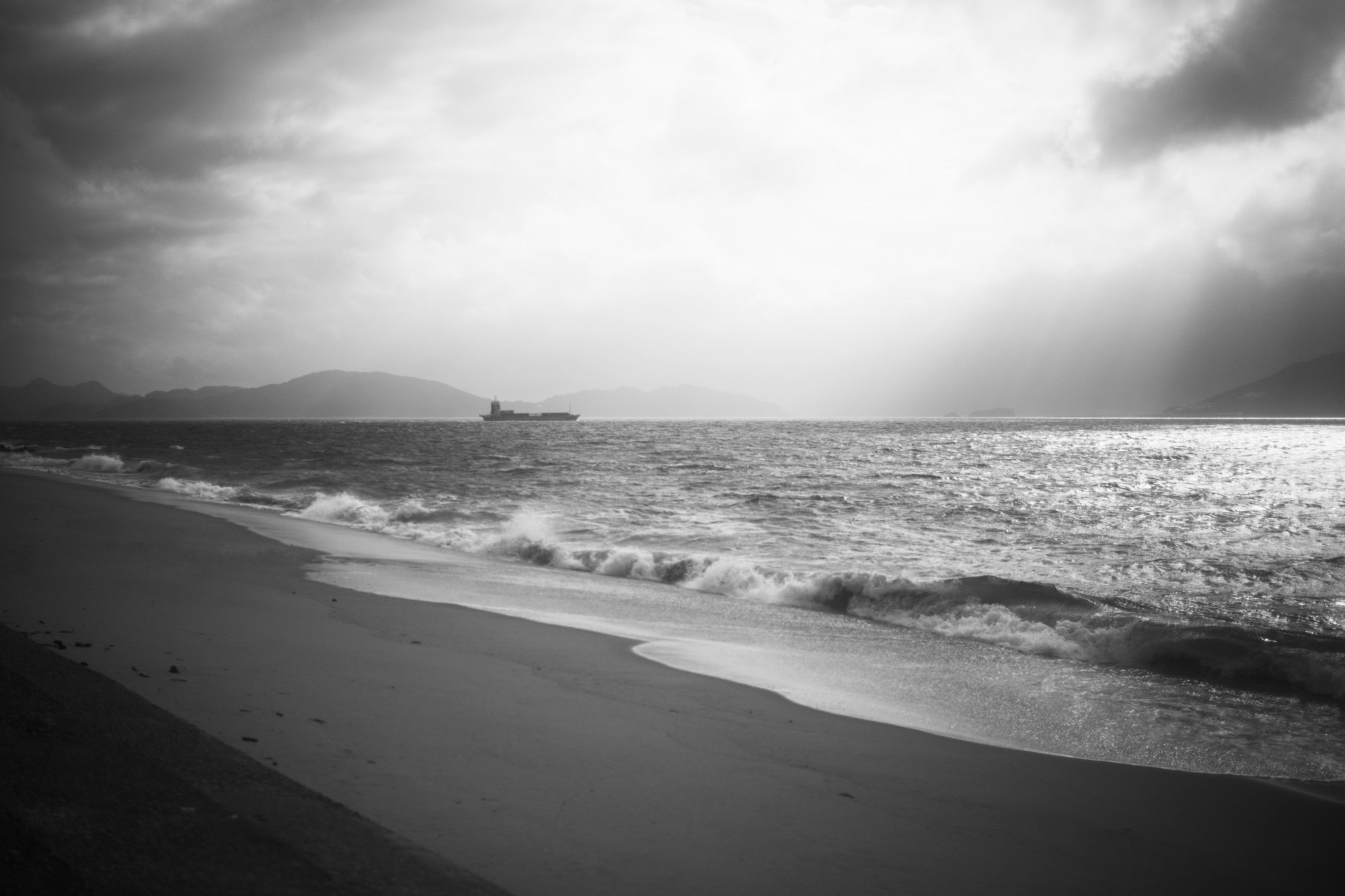 志贺岛海边沙滩与海浪，阴天光线