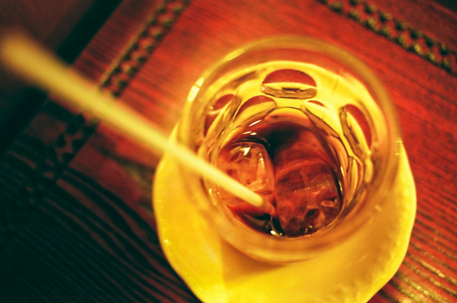 从上方看冰块和吸管的鸡尾酒杯