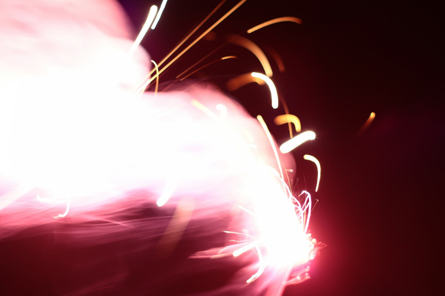 Image dynamique avec des traînées de lumière sur un fond sombre