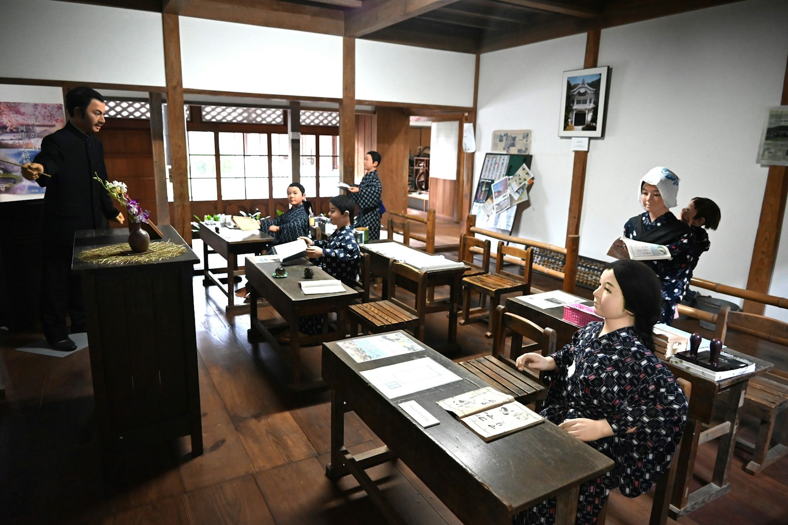 傳統教室內部，學生坐著