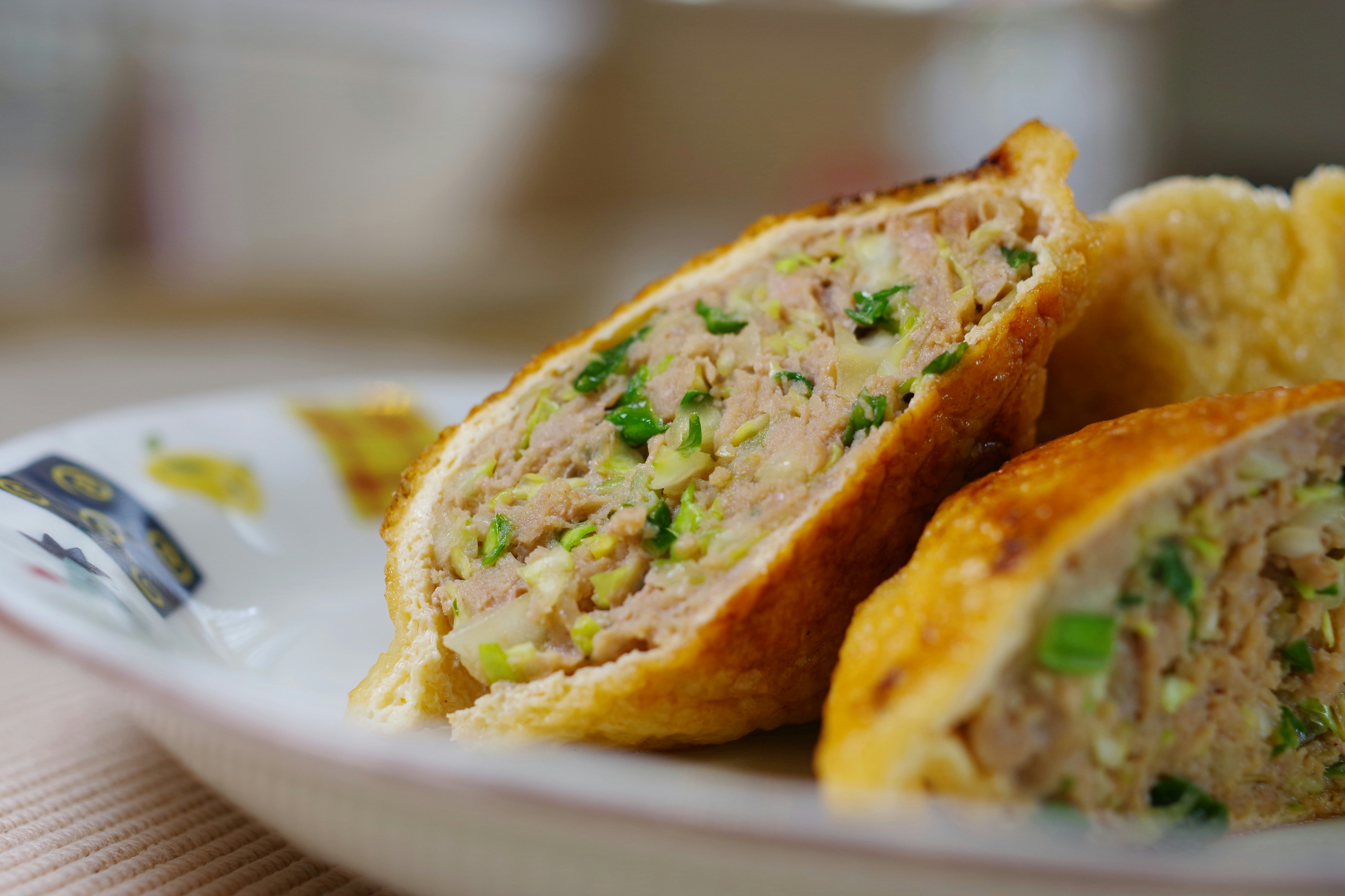 close-up telur dadar berisi yang diiris