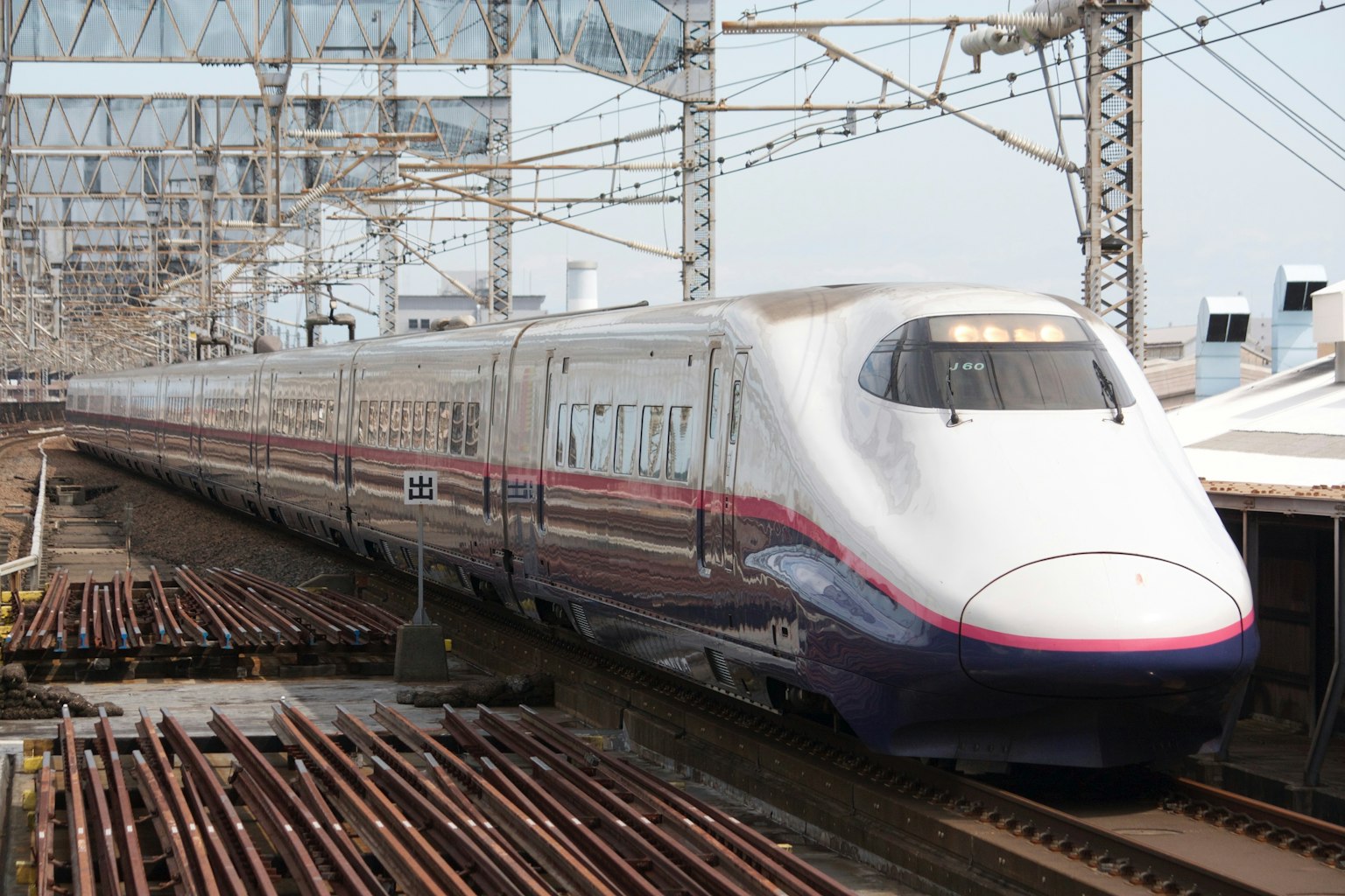 รถไฟชิงกันเซนจอดอยู่บนราง