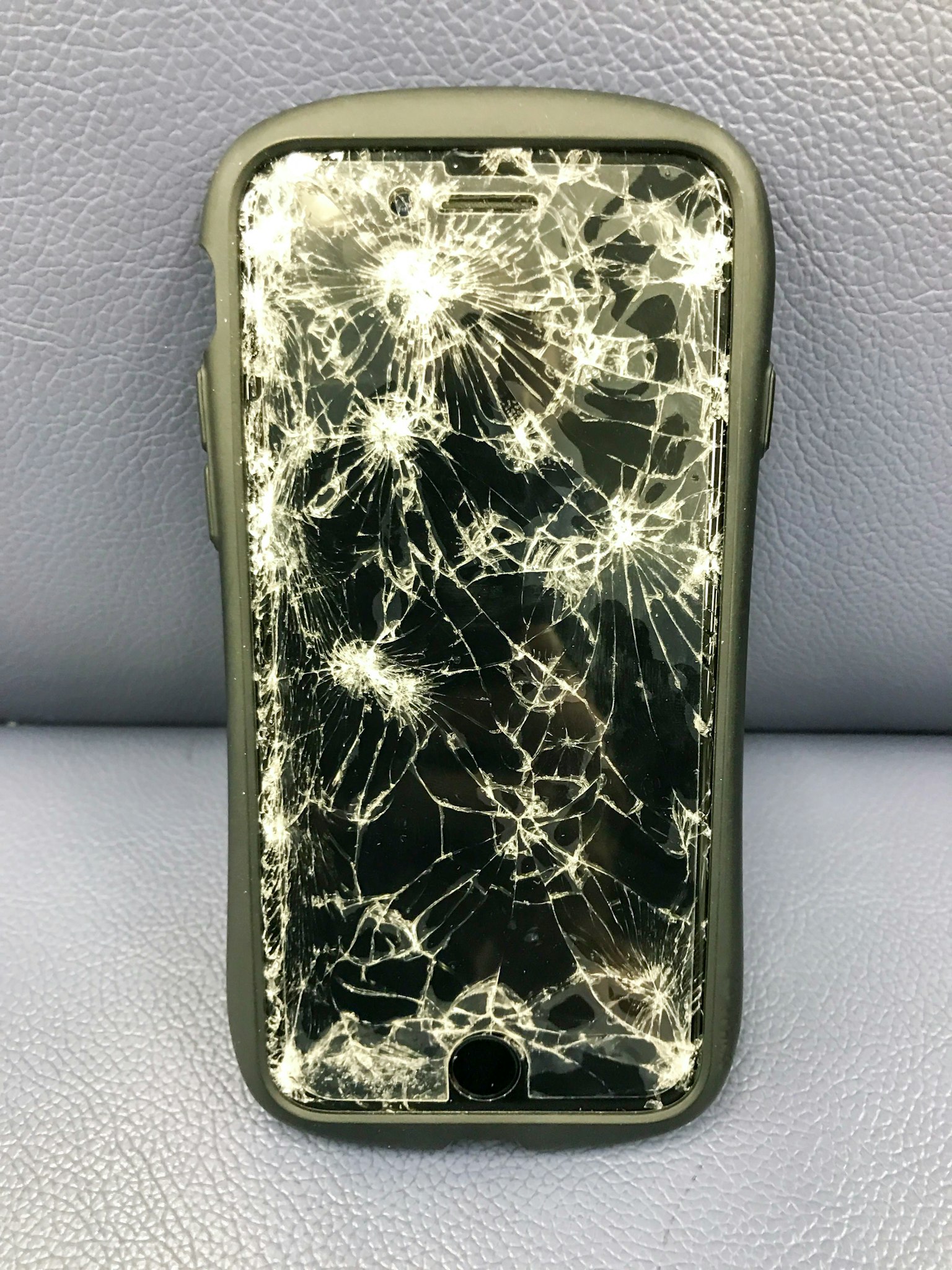 破裂的智慧型手機螢幕和保護殼