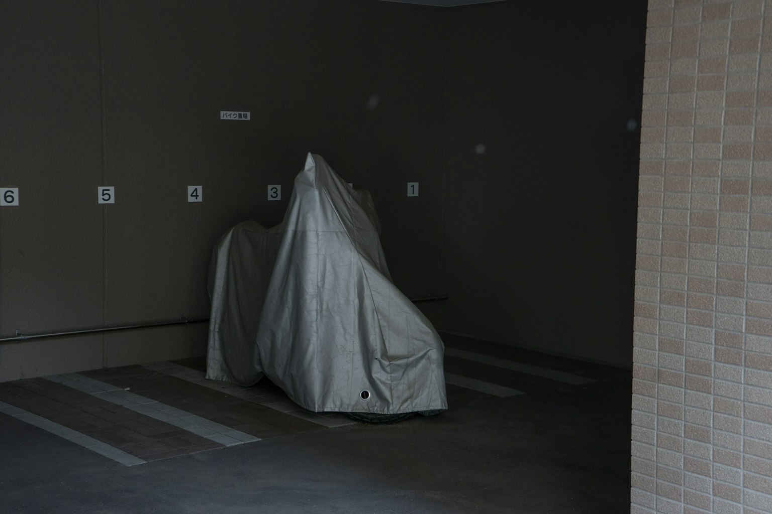 Ein bedeckter Gegenstand in einer Garage mit einfachem Hintergrund