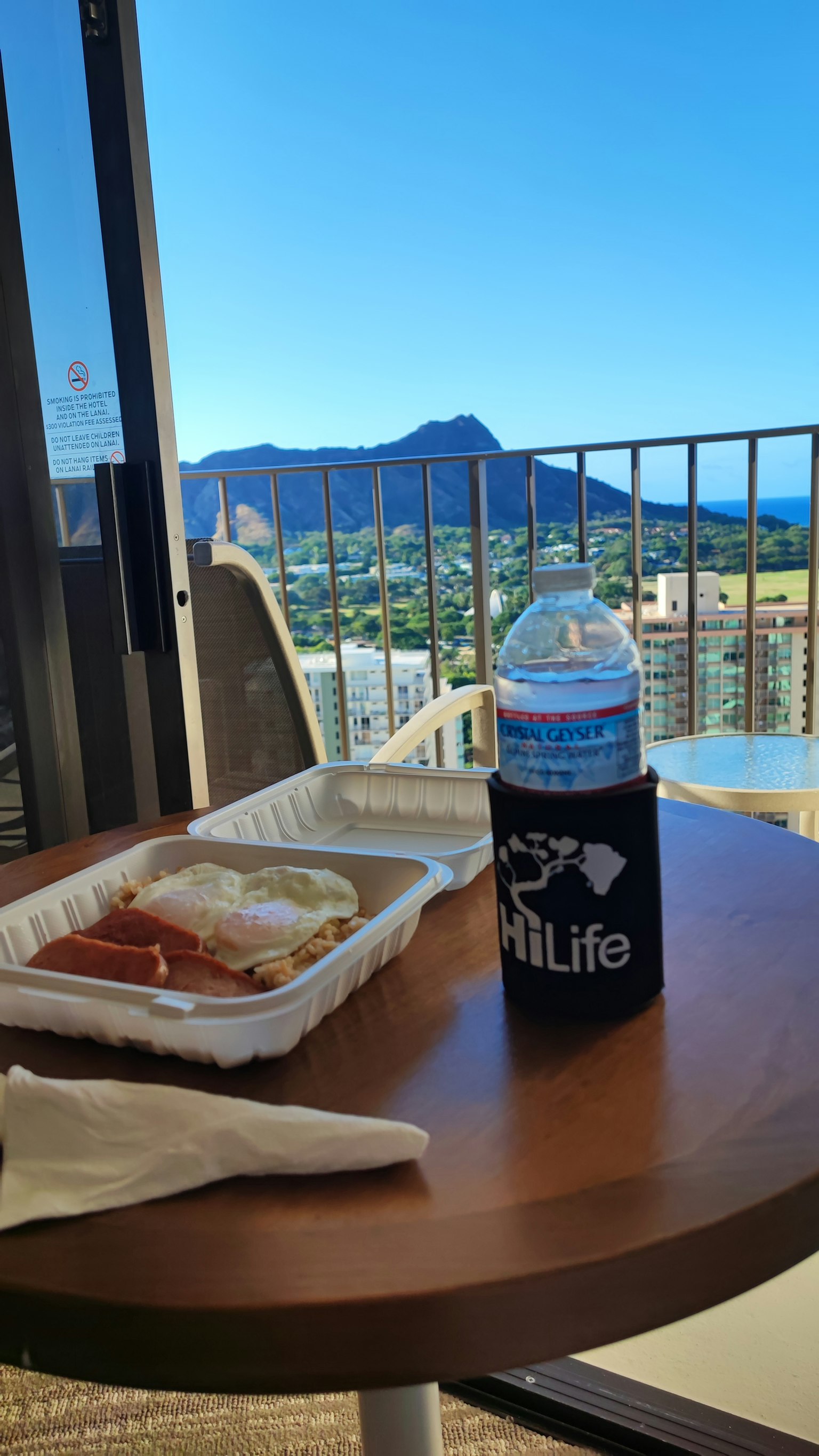 阳台桌上的餐食和水瓶 背景中有美丽的山景