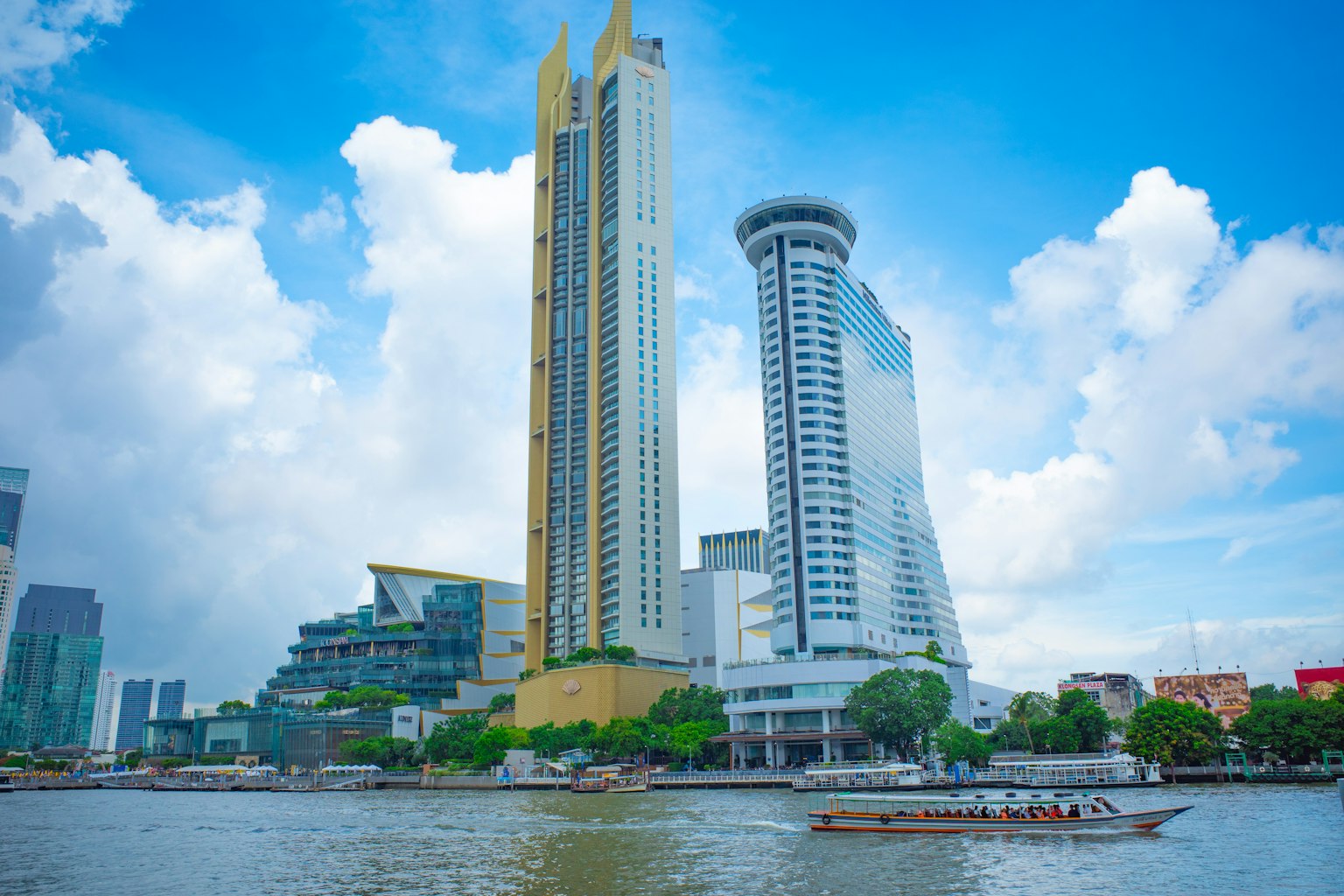 Skyline de Bangkok a lo largo del río Chao Phraya con rascacielos modernos y cielo azul