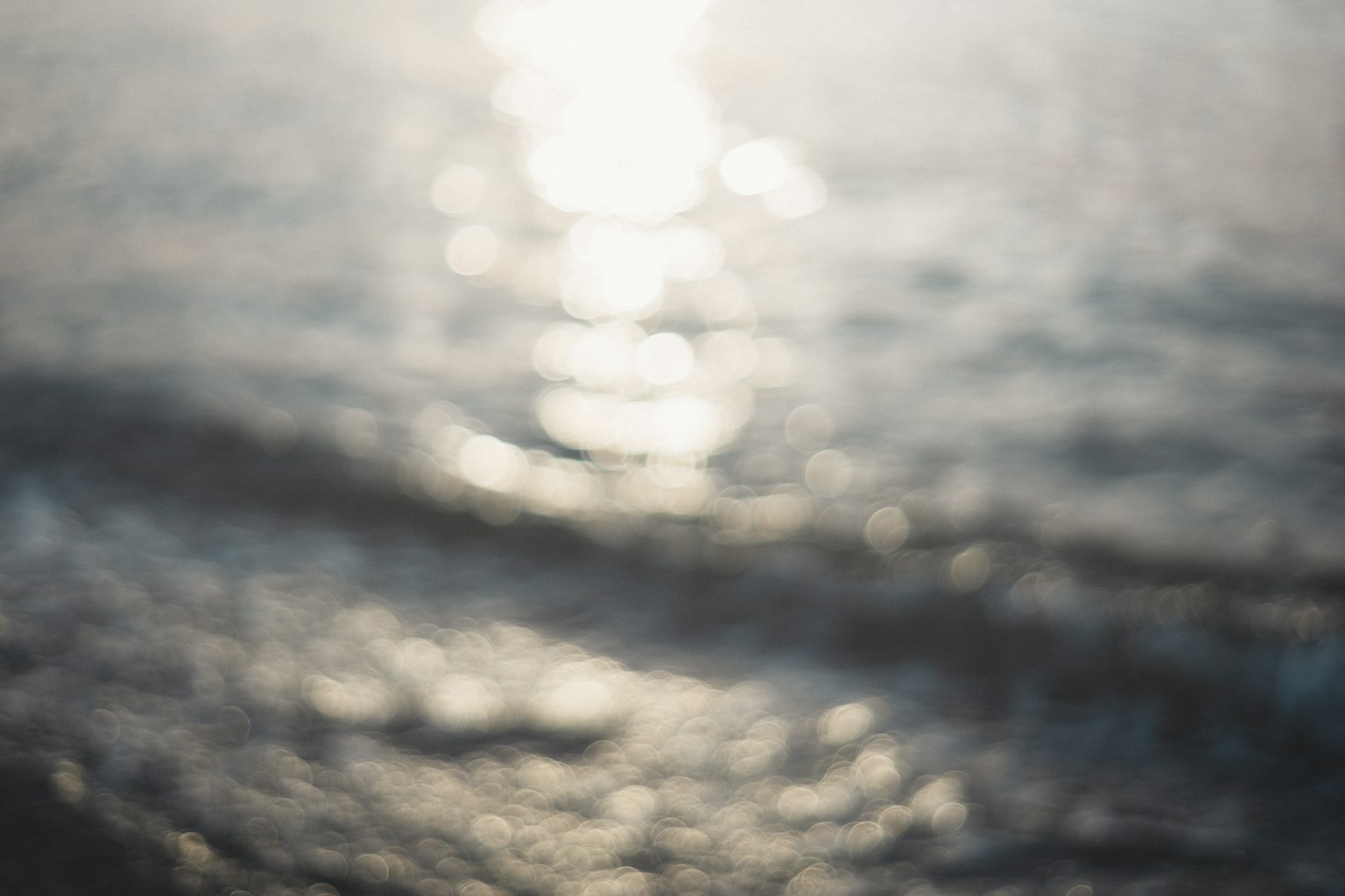 Surface floue de la mer reflétant la lumière