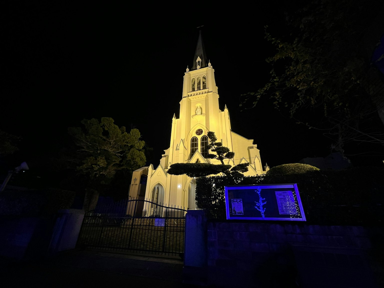 โบสถ์ที่สวยงามมีแสงสว่างในตอนกลางคืนพร้อมแสงสีฟ้า