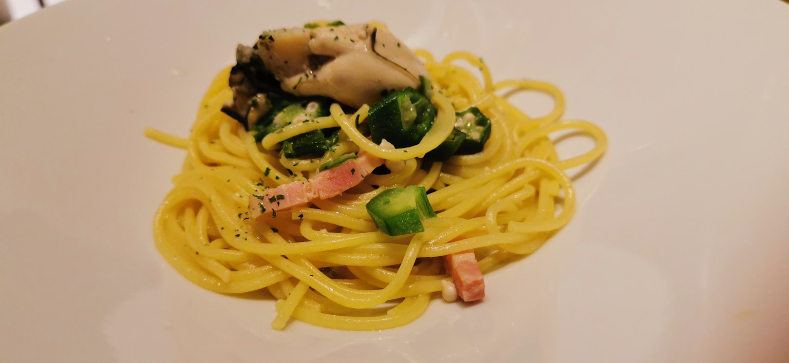 スパゲッティと野菜の盛り付けが美しい料理