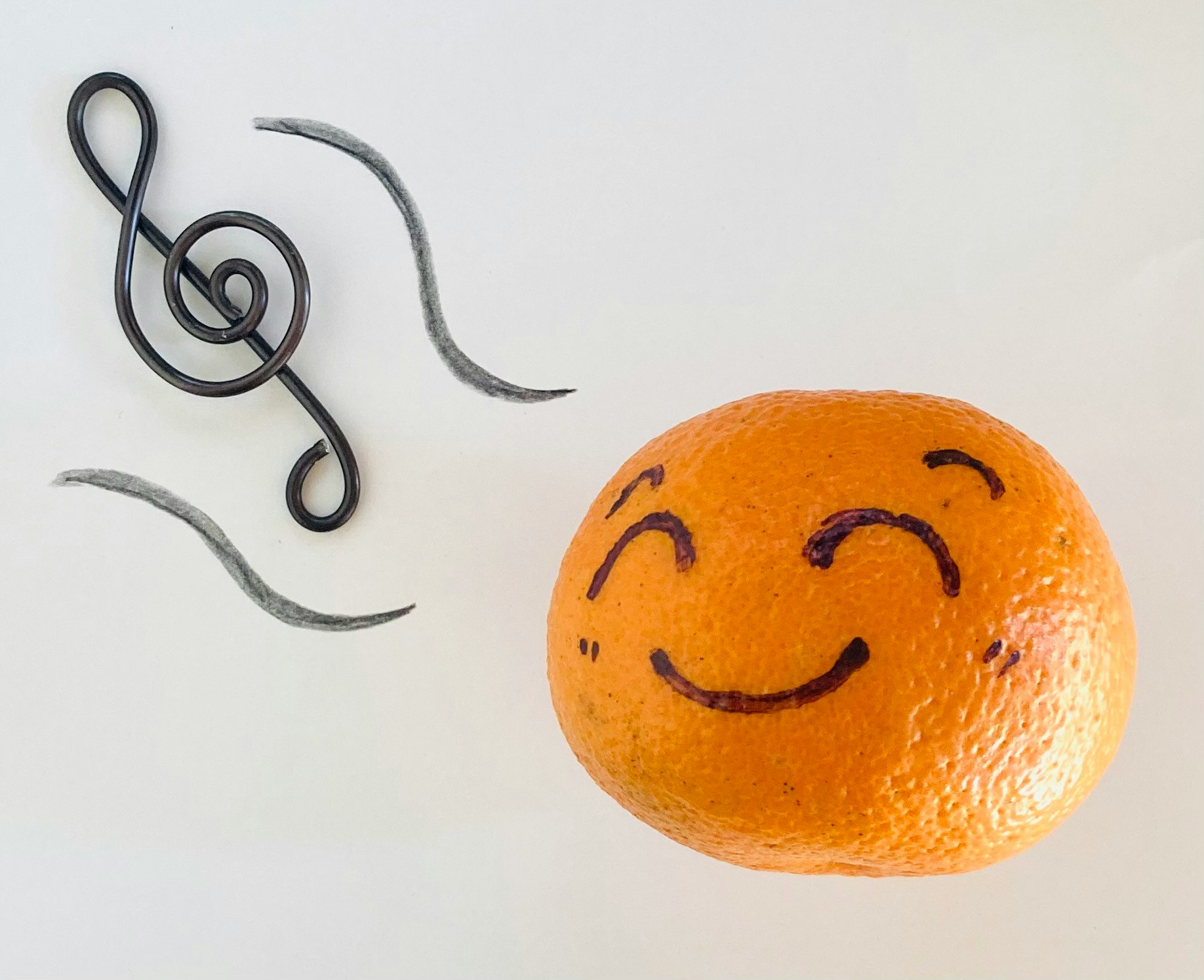 gambar jeruk tersenyum dengan coretan not musik