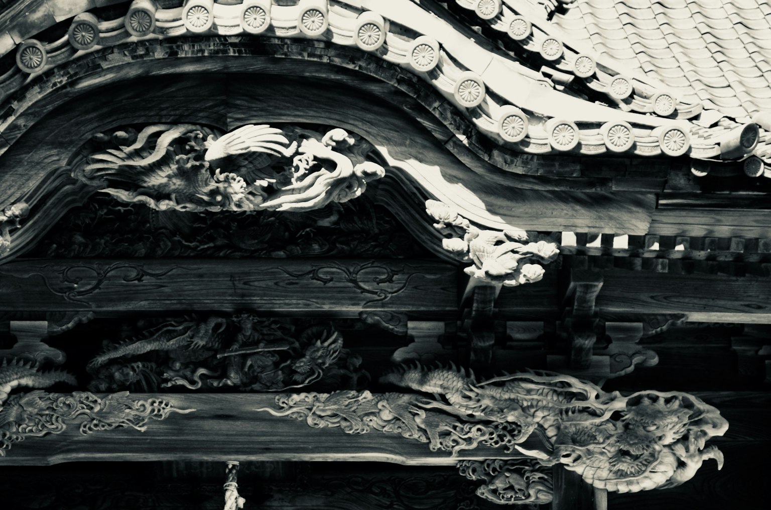 ภาพที่แสดงองค์ประกอบการตกแต่งของหลังคาอาคารแบบดั้งเดิม