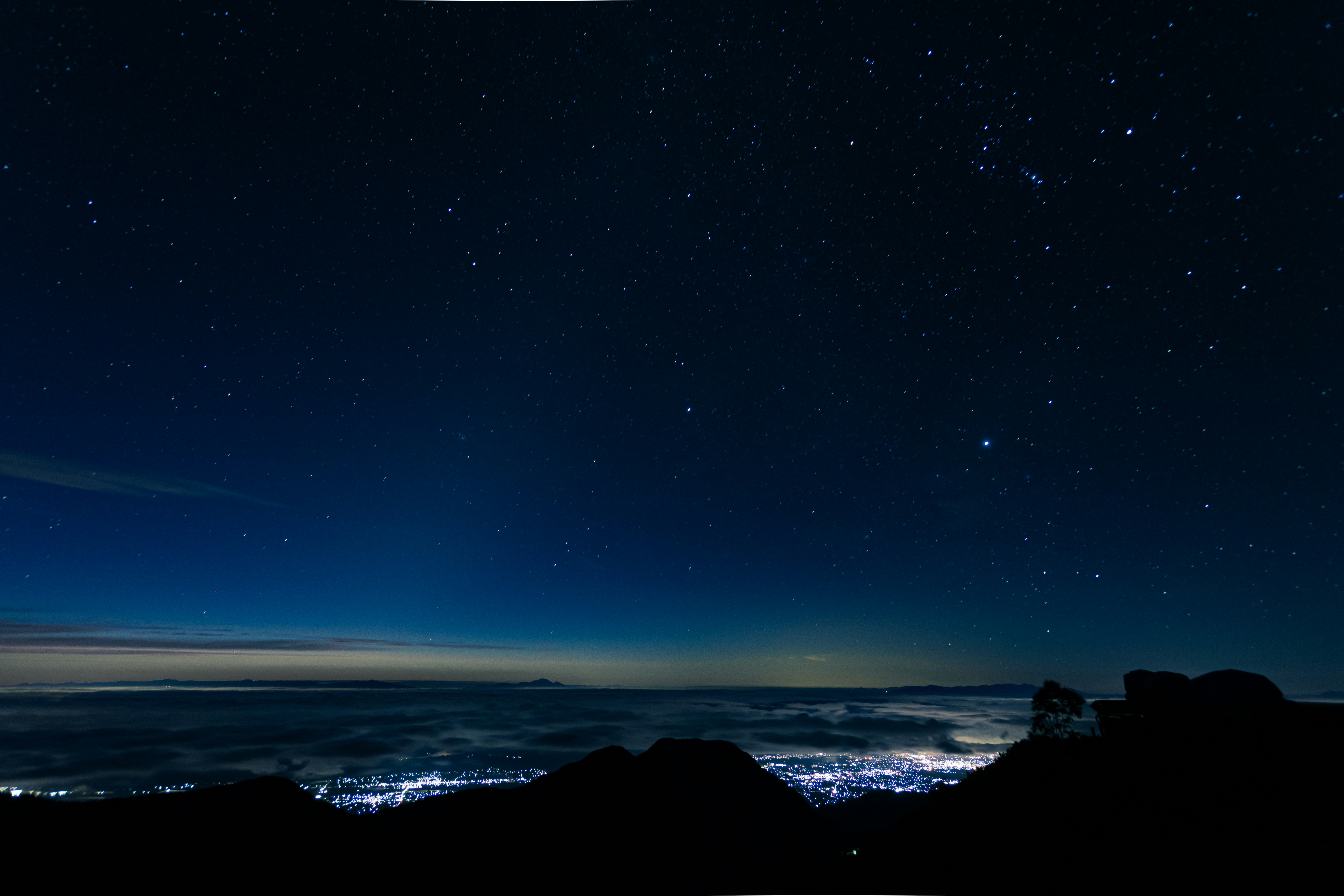 夜の海岸で広がる星空と水平線