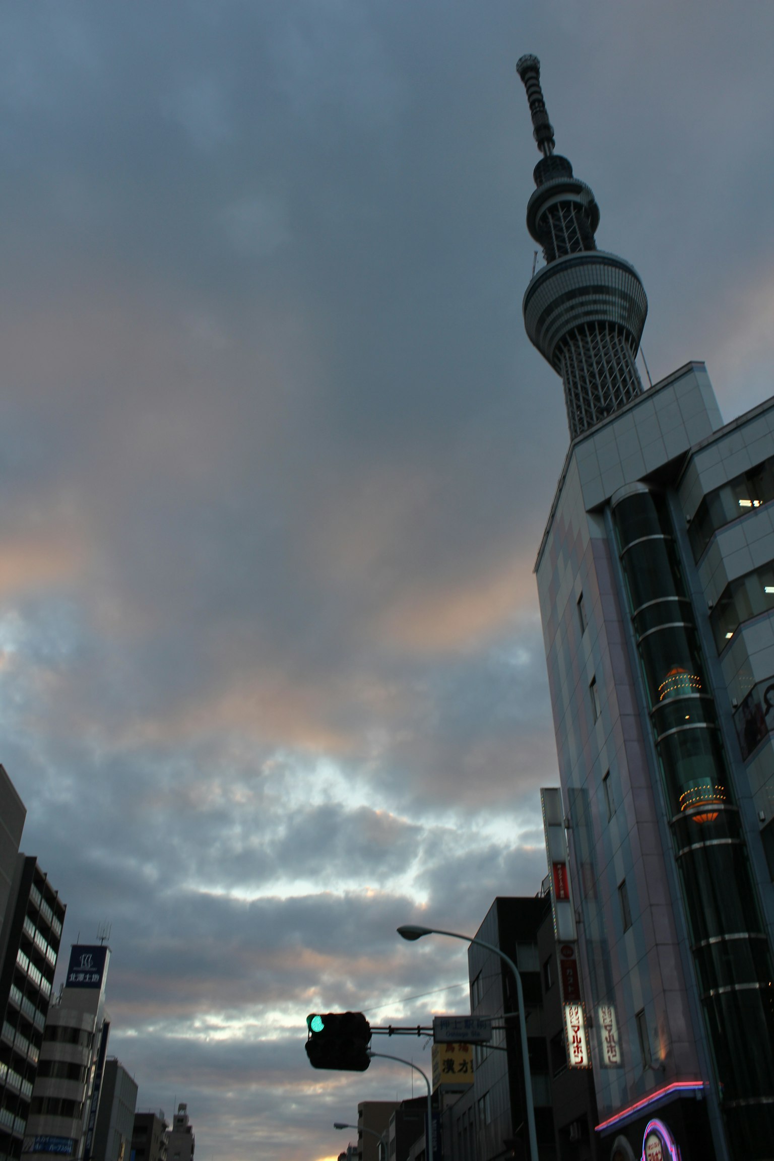 Tokyo Skytree bei Dämmerung mit bewölktem Himmel