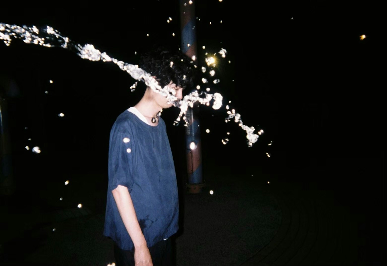 夜晚場景中水花四濺的年輕人