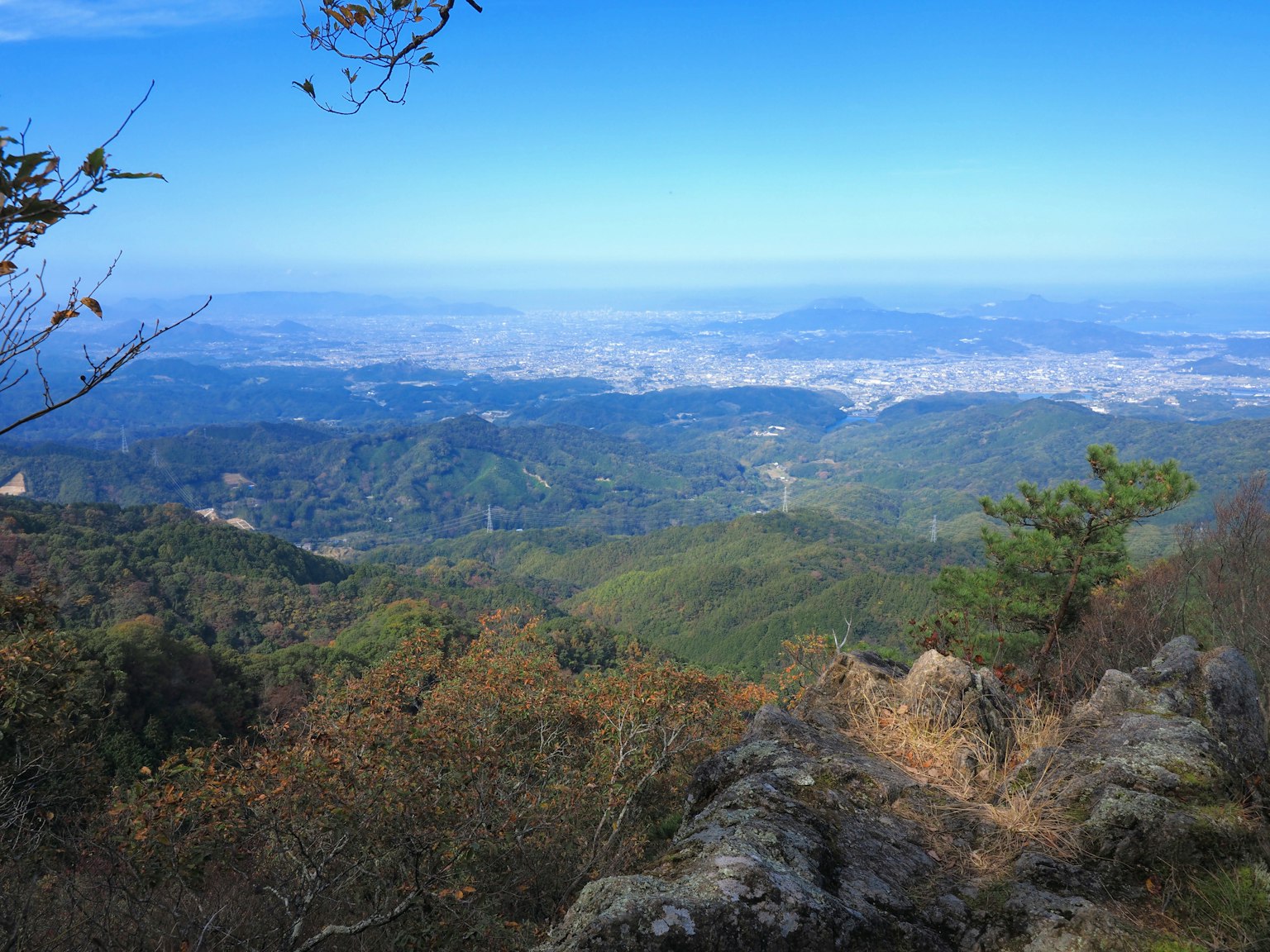 ทิวทัศน์ภูเขาที่สวยงามพร้อมท้องฟ้าสีฟ้า