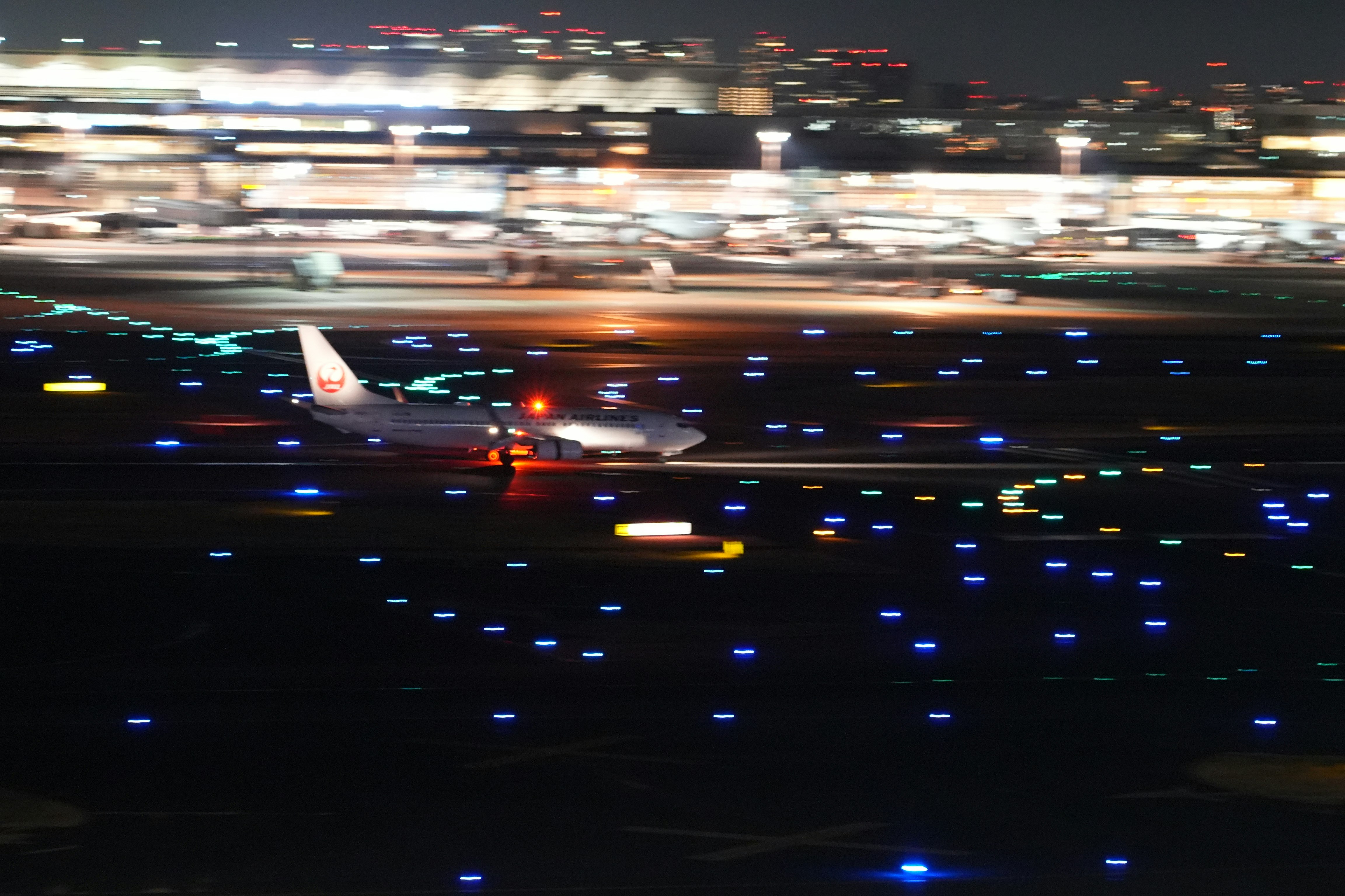 夜间机场跑道的光轨视角