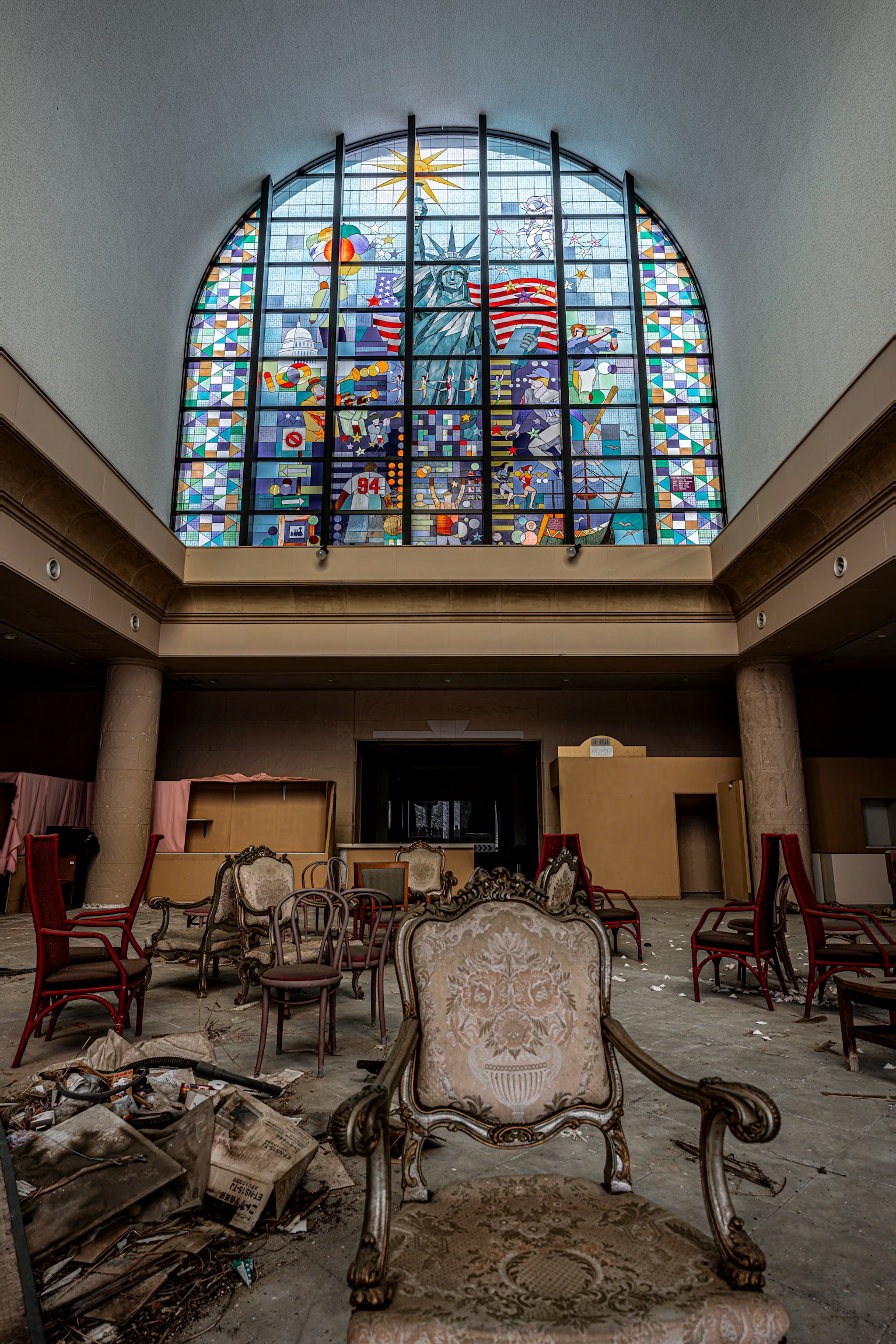 Luxuriöser Stuhl in einem verlassenen Raum mit buntem Glasfenster