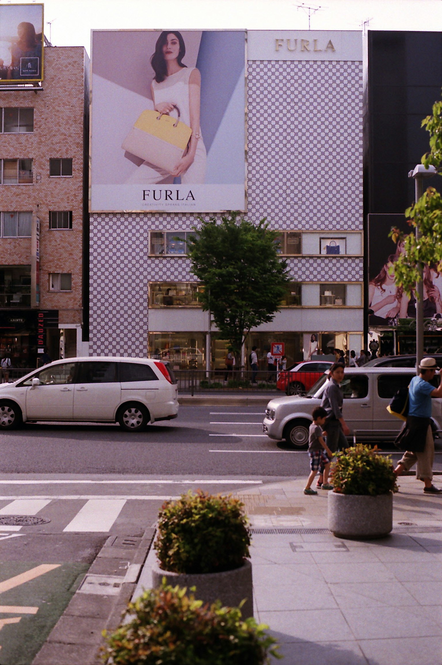 街角景觀，展示商店和大型Furla廣告