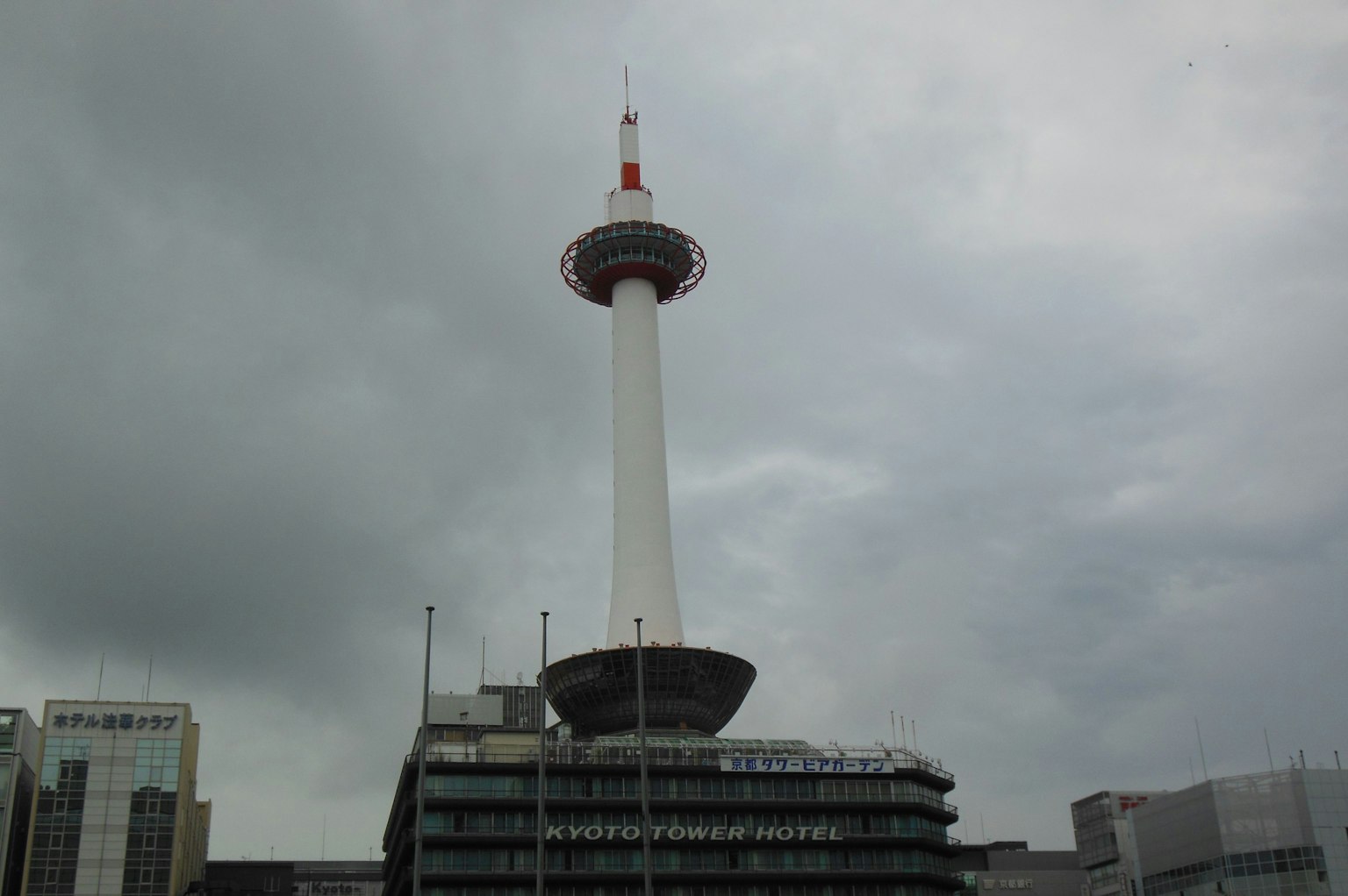 Tour de Kyoto se tenant sous un ciel nuageux