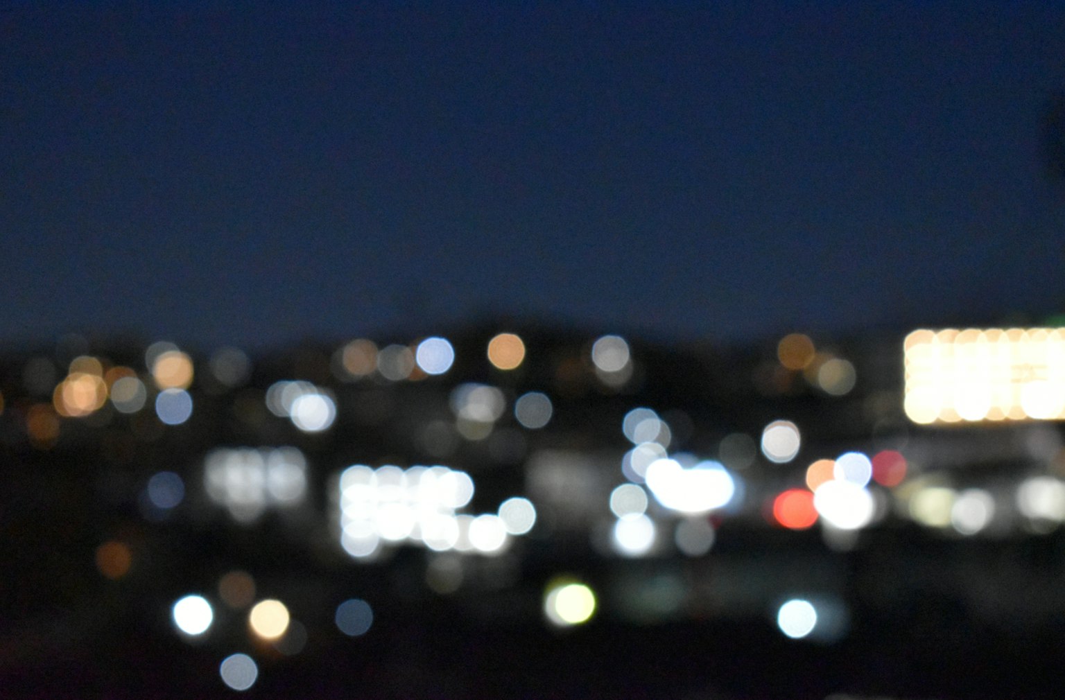 模糊的夜间城市景观灯光