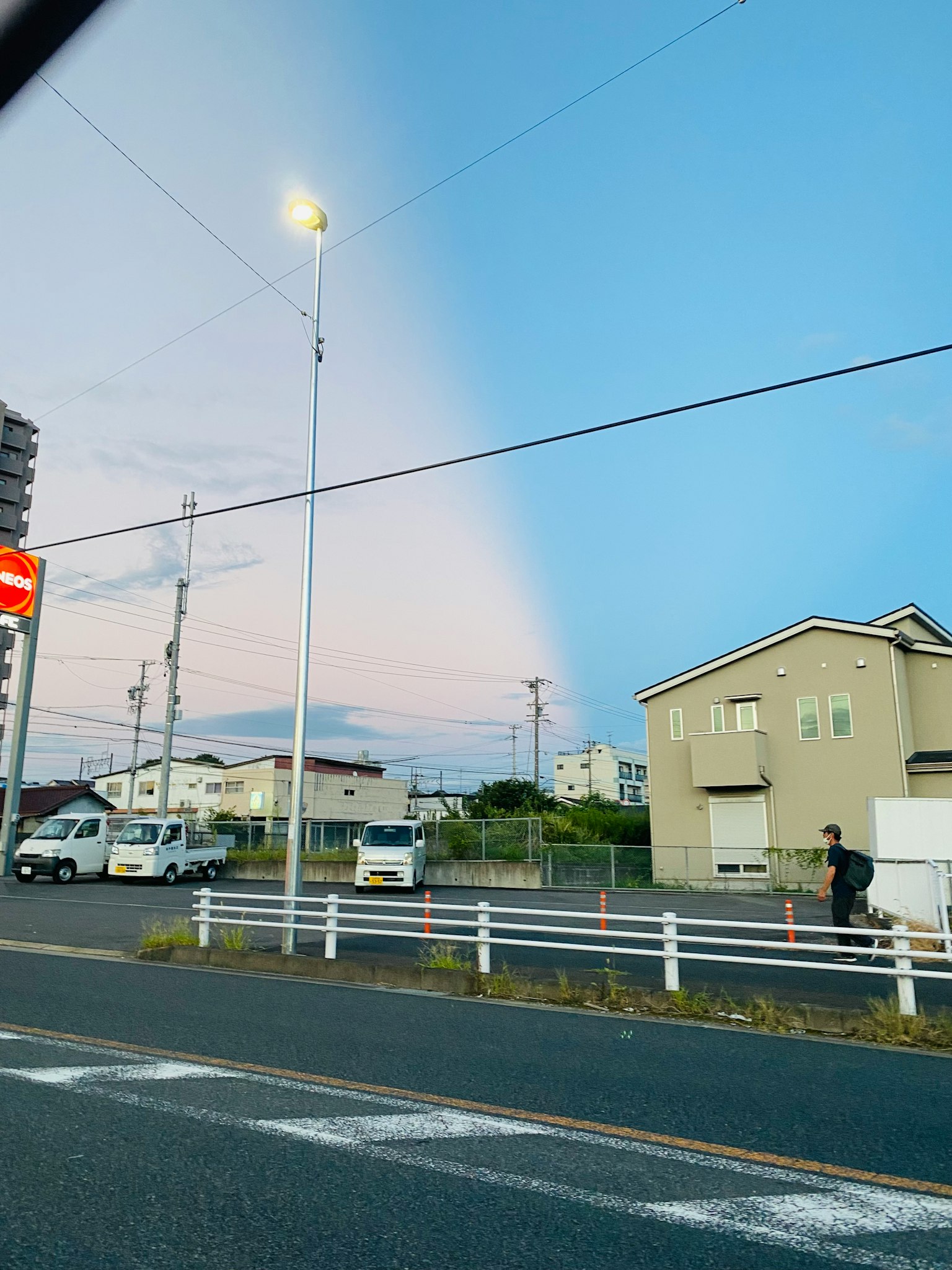 Scène d'un ciel bleu avec des nuages doux et un lampadaire le long d'une route