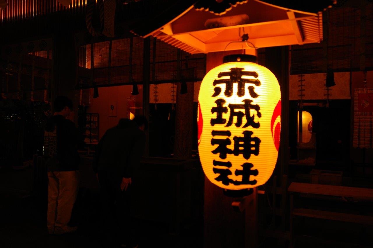 提灯に「祈城神社」と書かれた夜の街角
