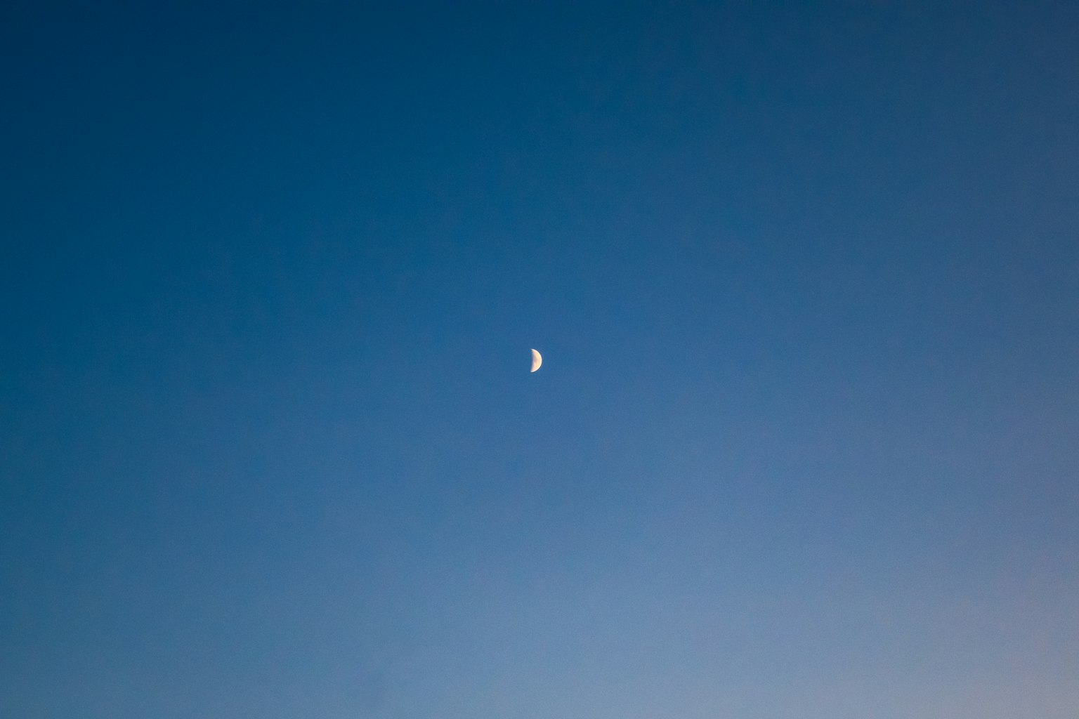 Luna creciente en un cielo azul