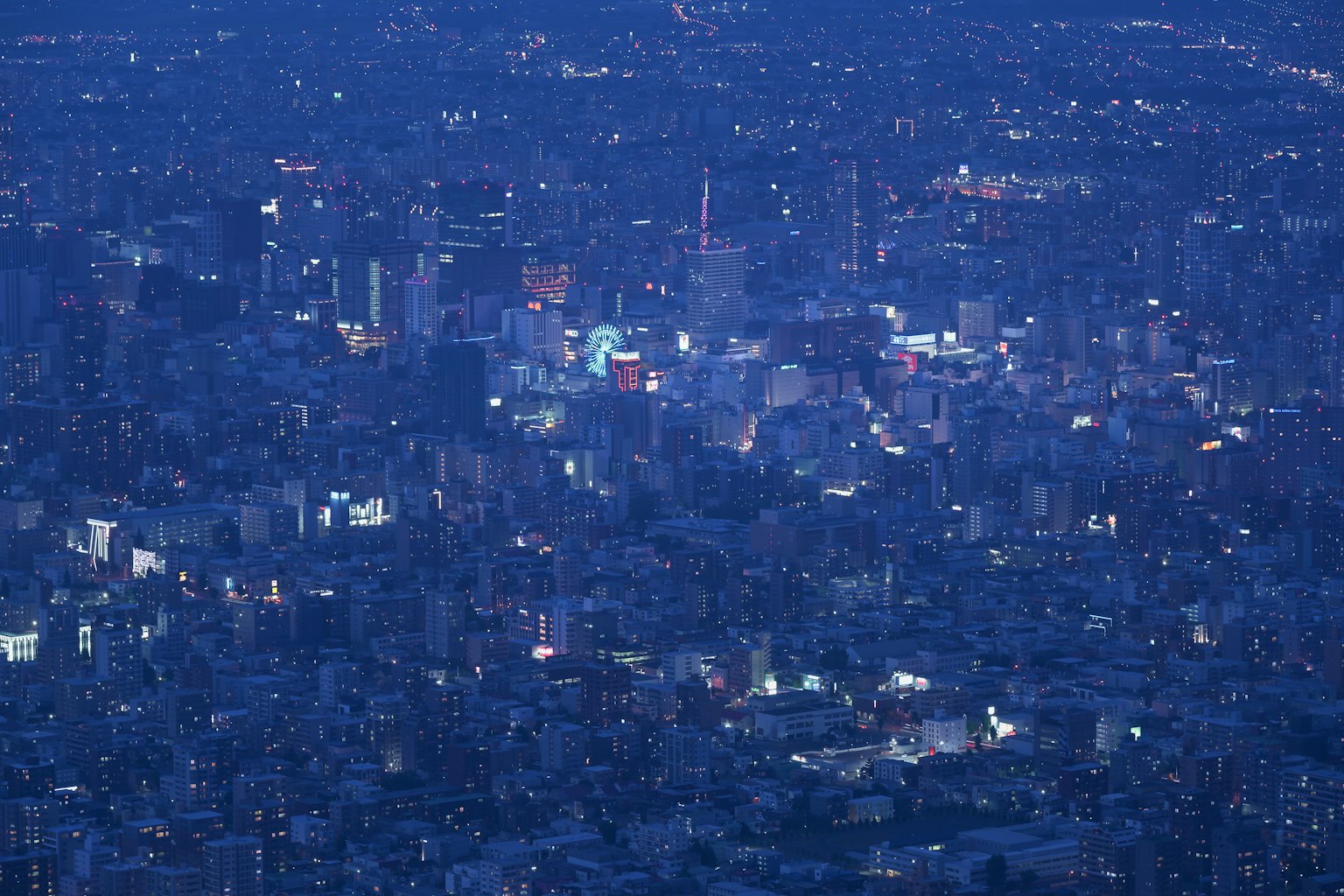 東京夜景 高樓大廈在藍色天空下閃耀