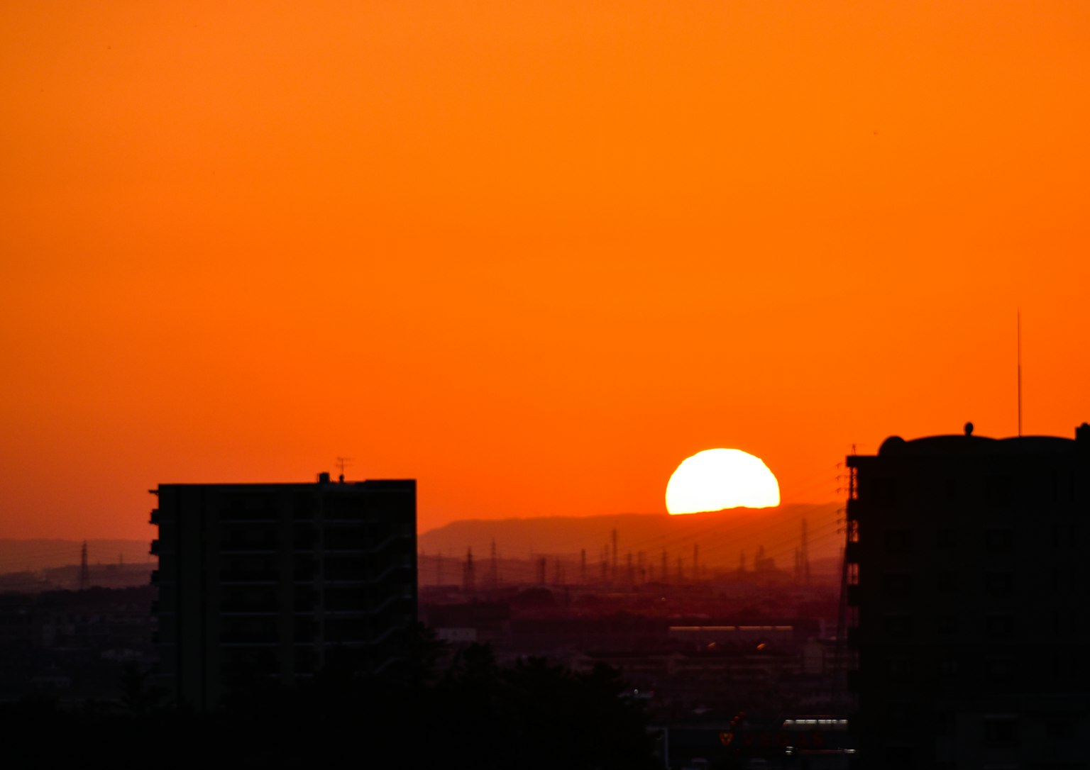 Coucher de soleil sur la ligne d'horizon de la ville avec un ciel orange