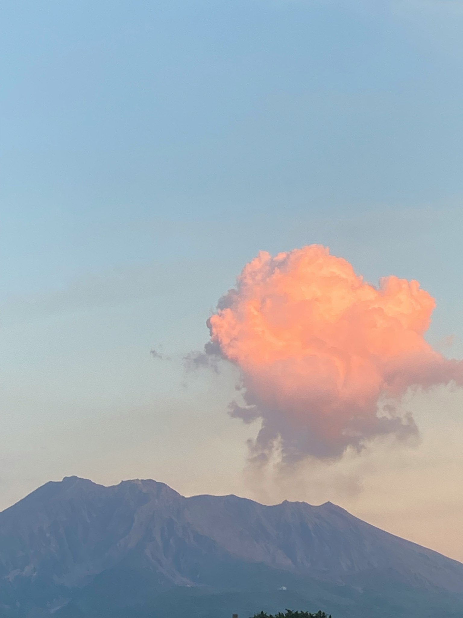 美丽的山脉与粉色云彩的风景