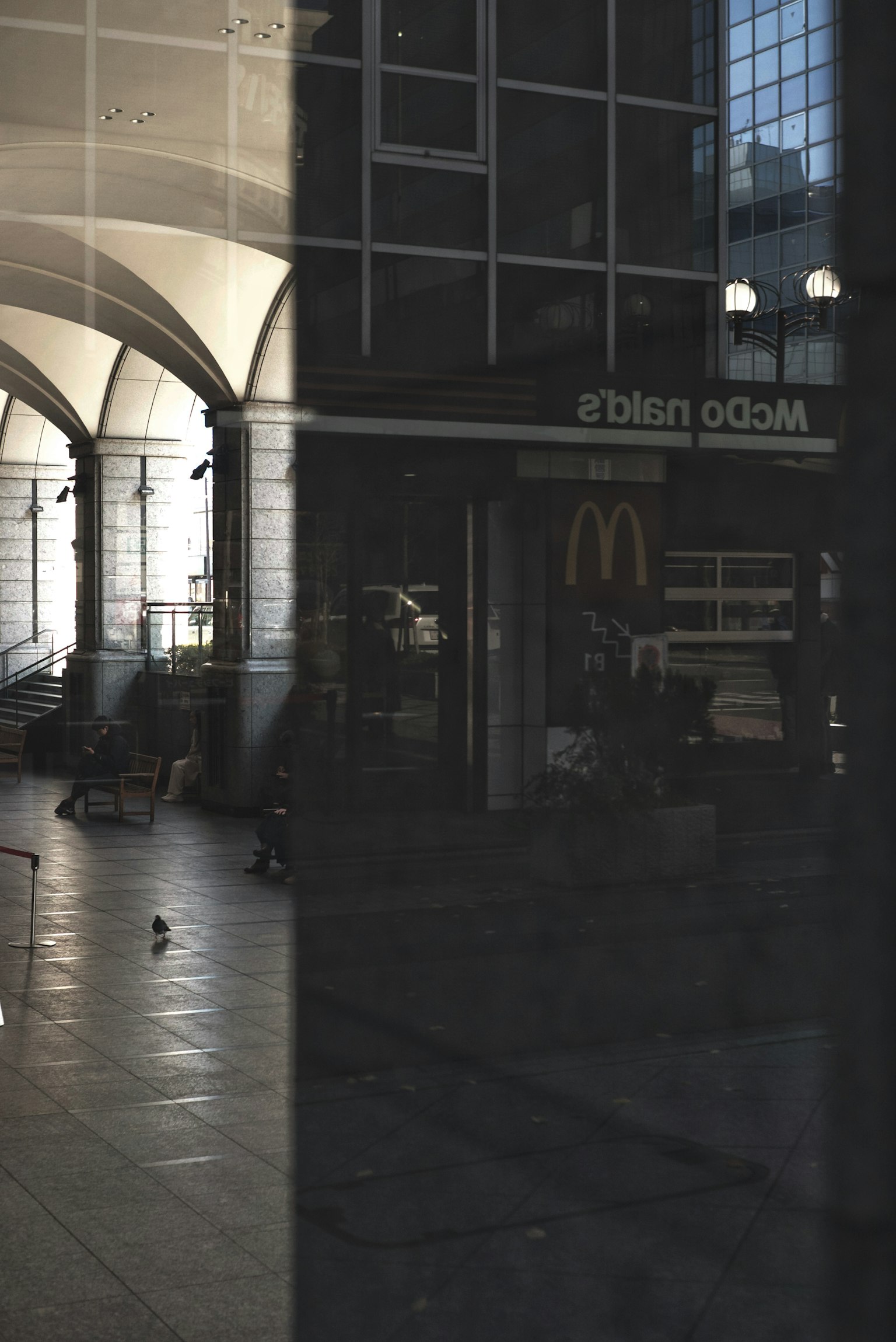 Cảnh bên trong một hành lang có biển hiệu McDonald's nhìn thấy được