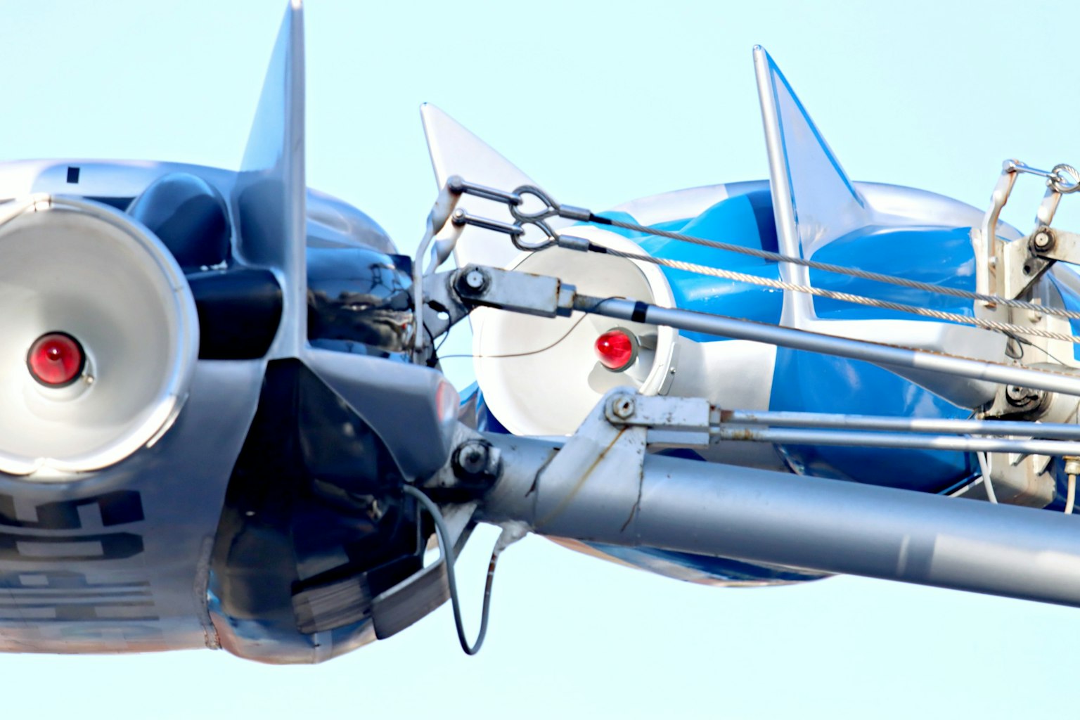 Kedekatan mesin pesawat dengan propeller biru dan struktur perak