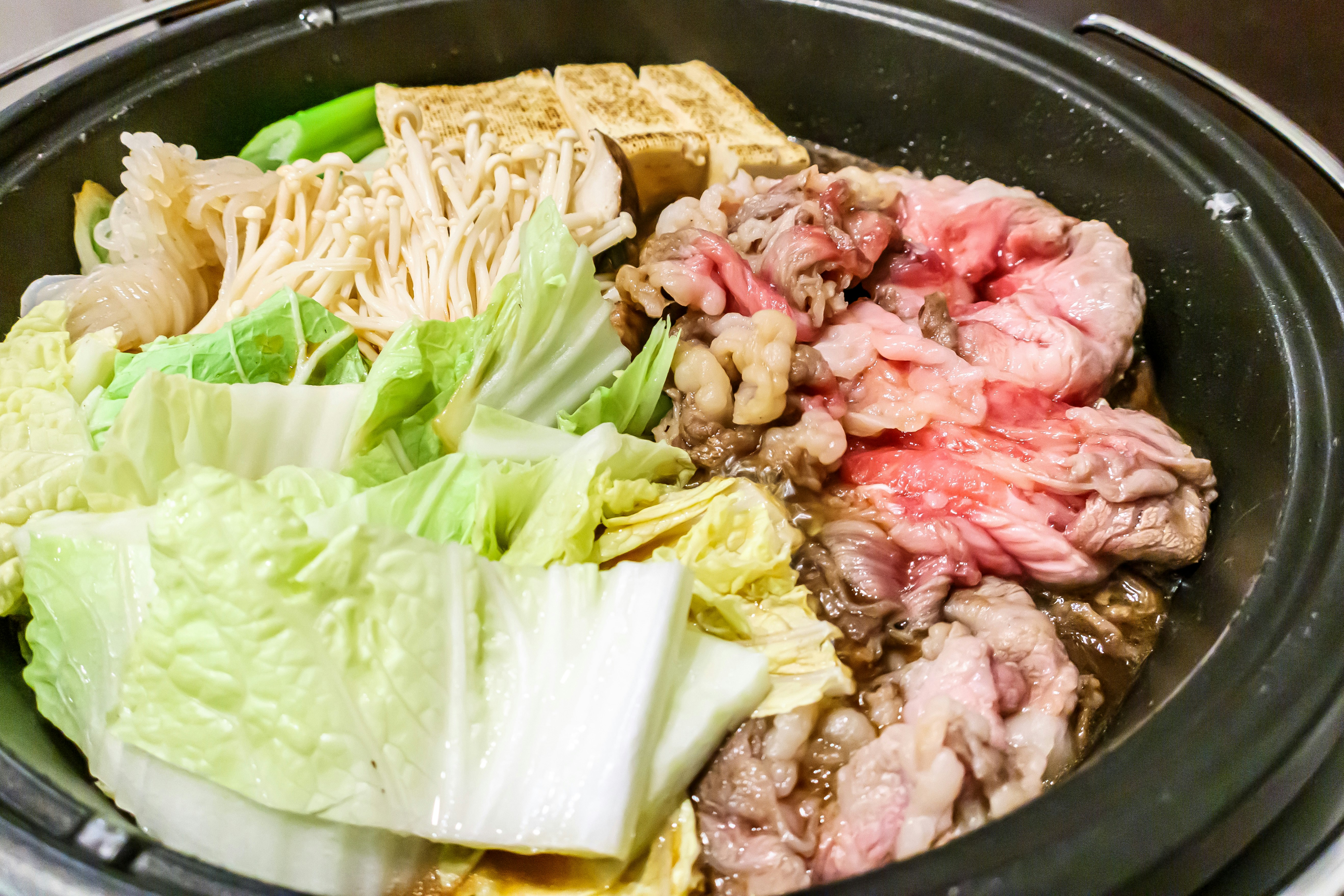 すき焼き鍋で煮込まれる肉と野菜