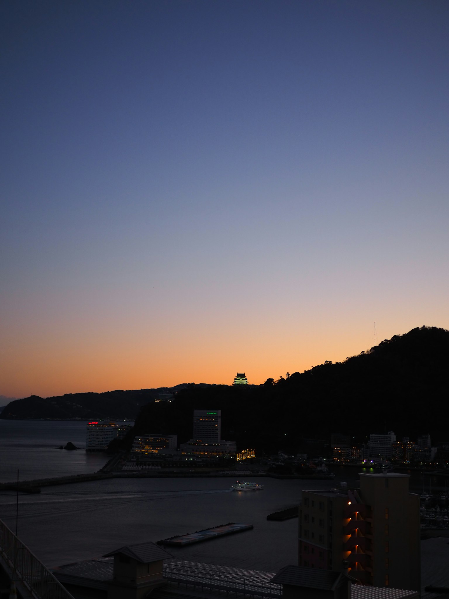 Dawn-Blick auf das Meer und die Berge mit einem Farbverlauf am Himmel