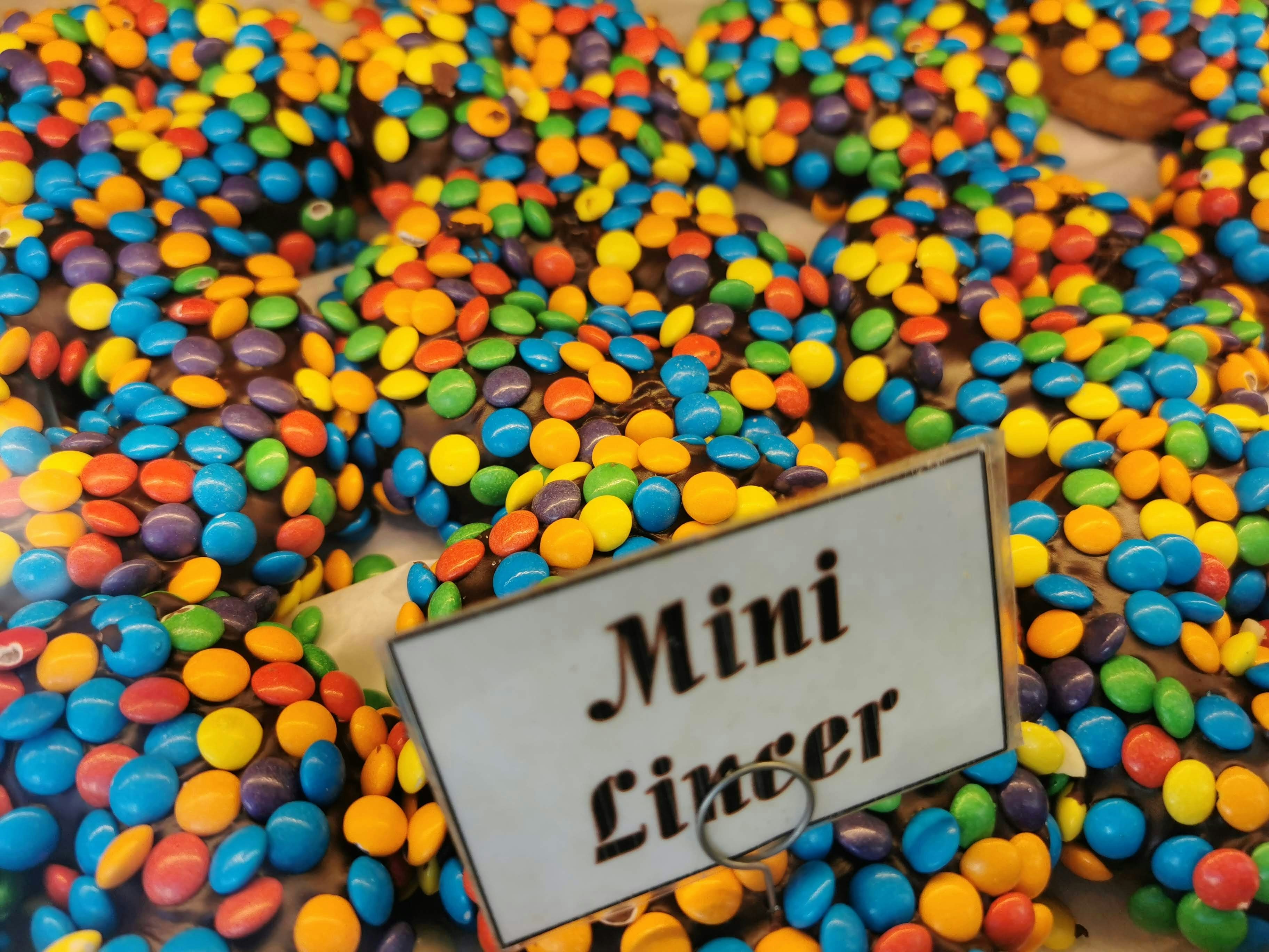 A pile of colorful mini candies with a “Mini Lirrei” sign