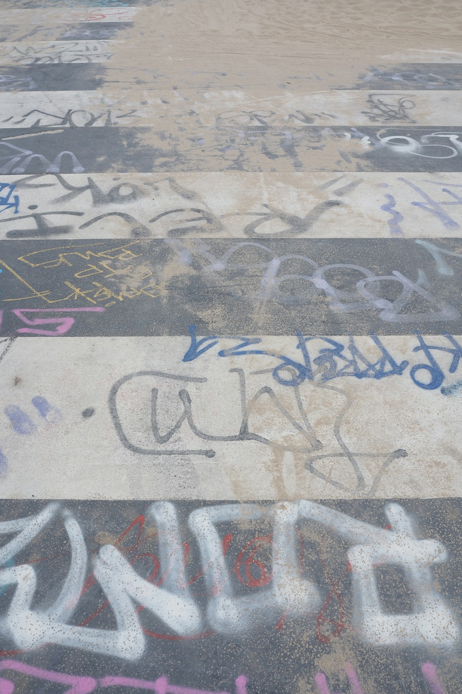 Surface en béton recouverte de graffitis colorés et d'art de rue