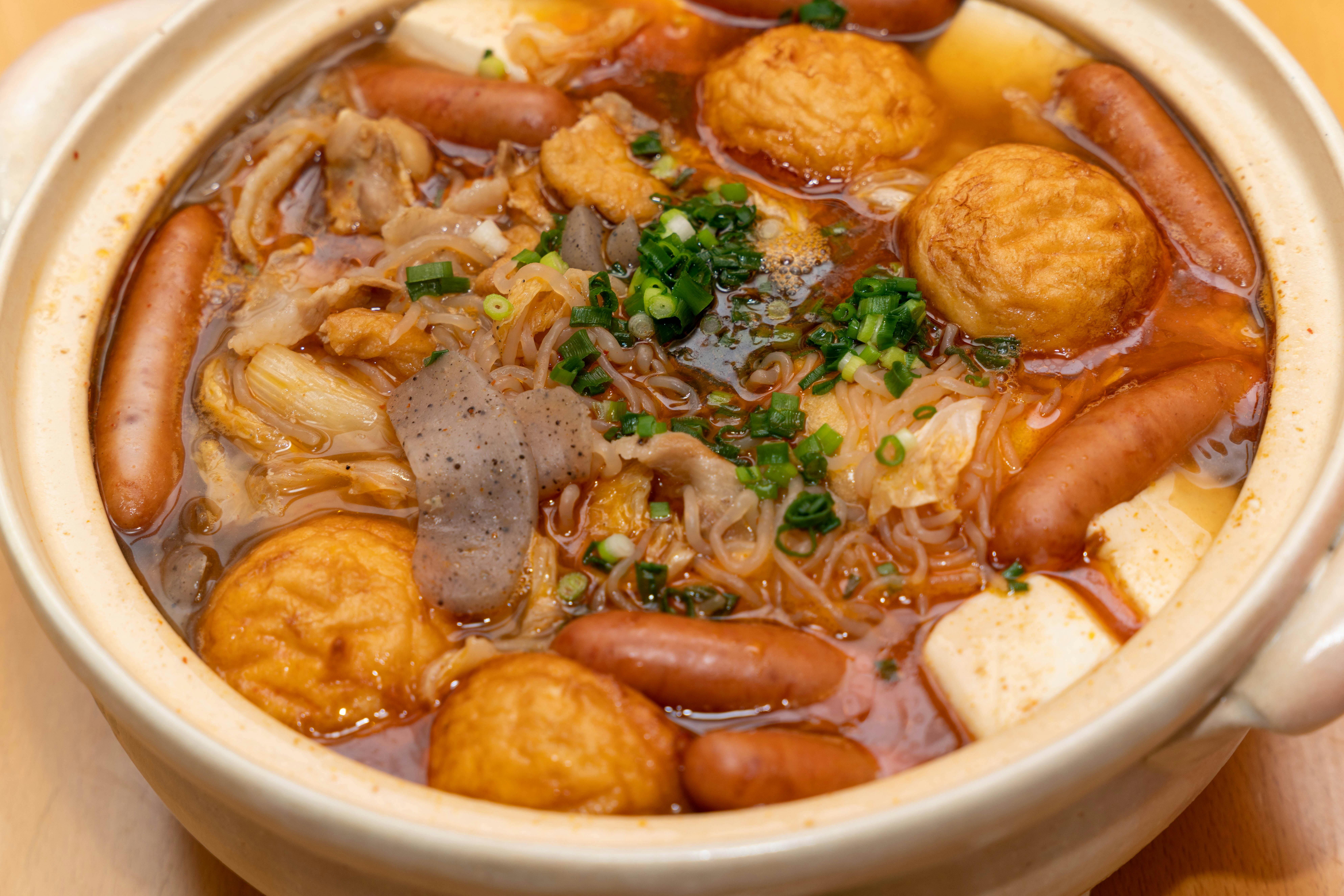 香腸與肉丸配料的濃郁湯