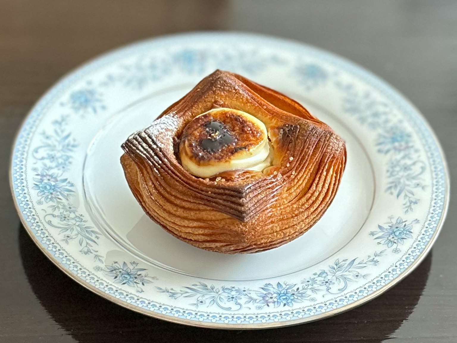 Dessert di pasta posizionato su un piatto elegante con superficie croccante