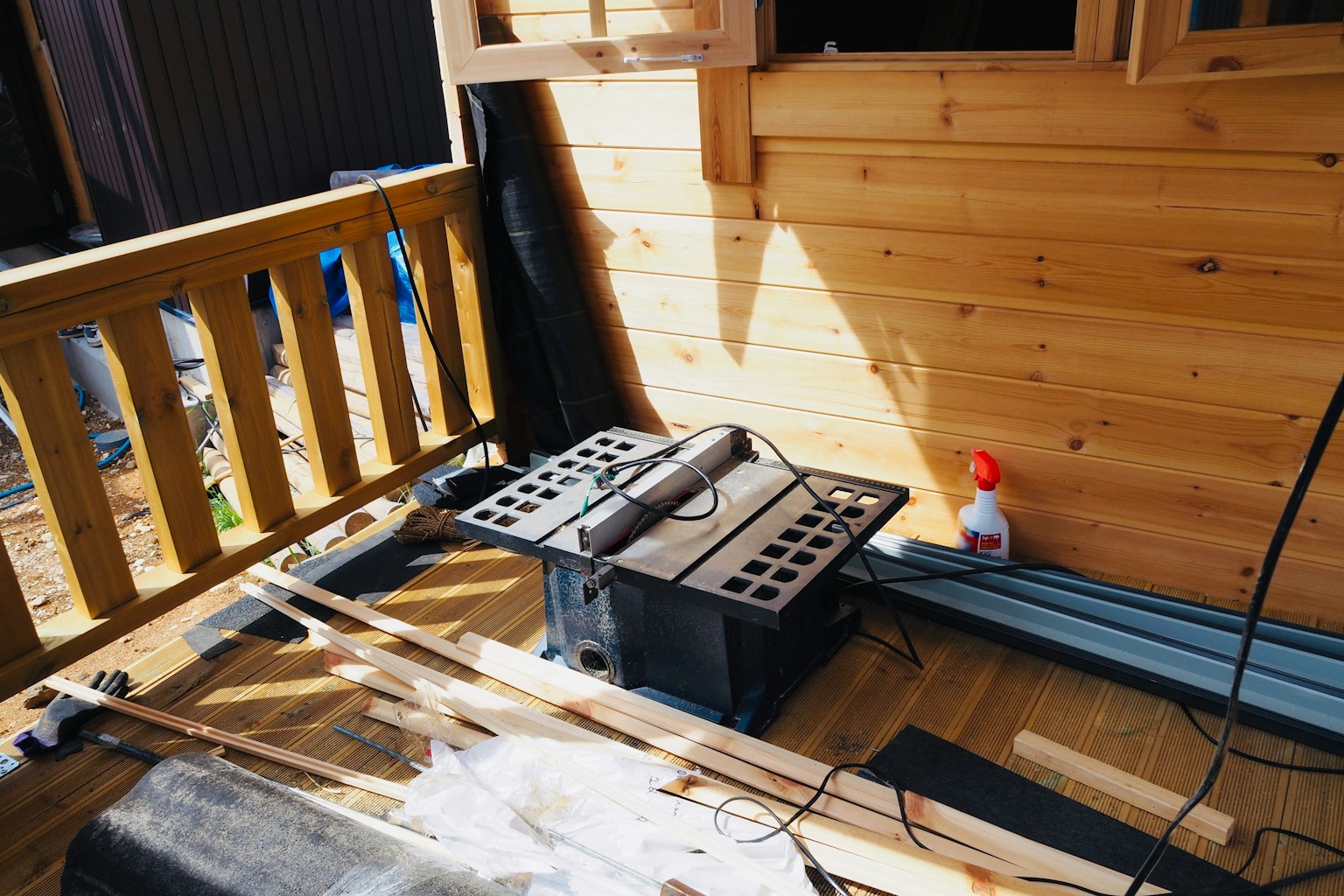 Arbeitsplatz und Werkzeuge auf einem Holz-Balkon