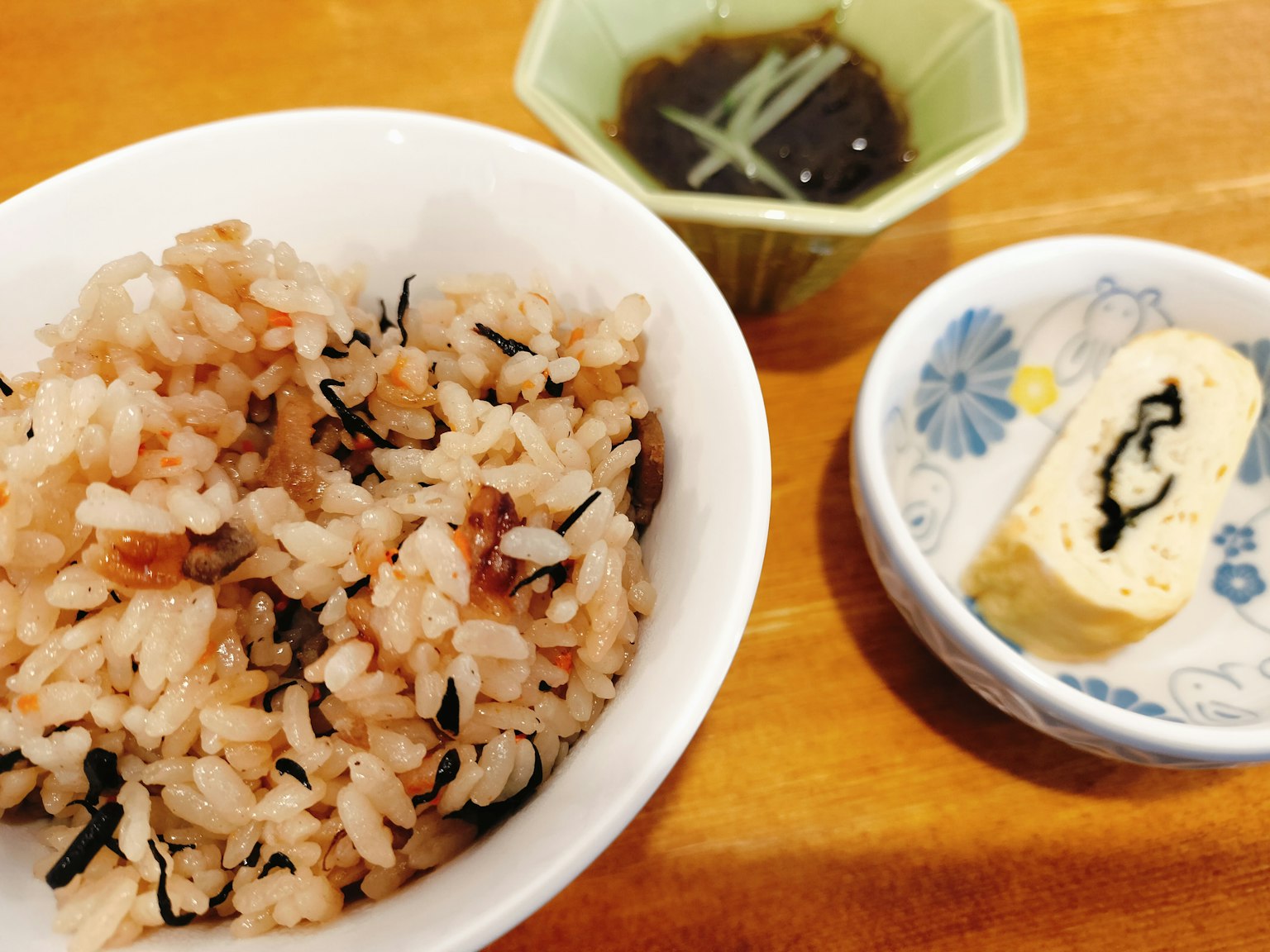 맛있는 해초가 들어간 밥과 간장, 계란말이가 함께 제공된 모습